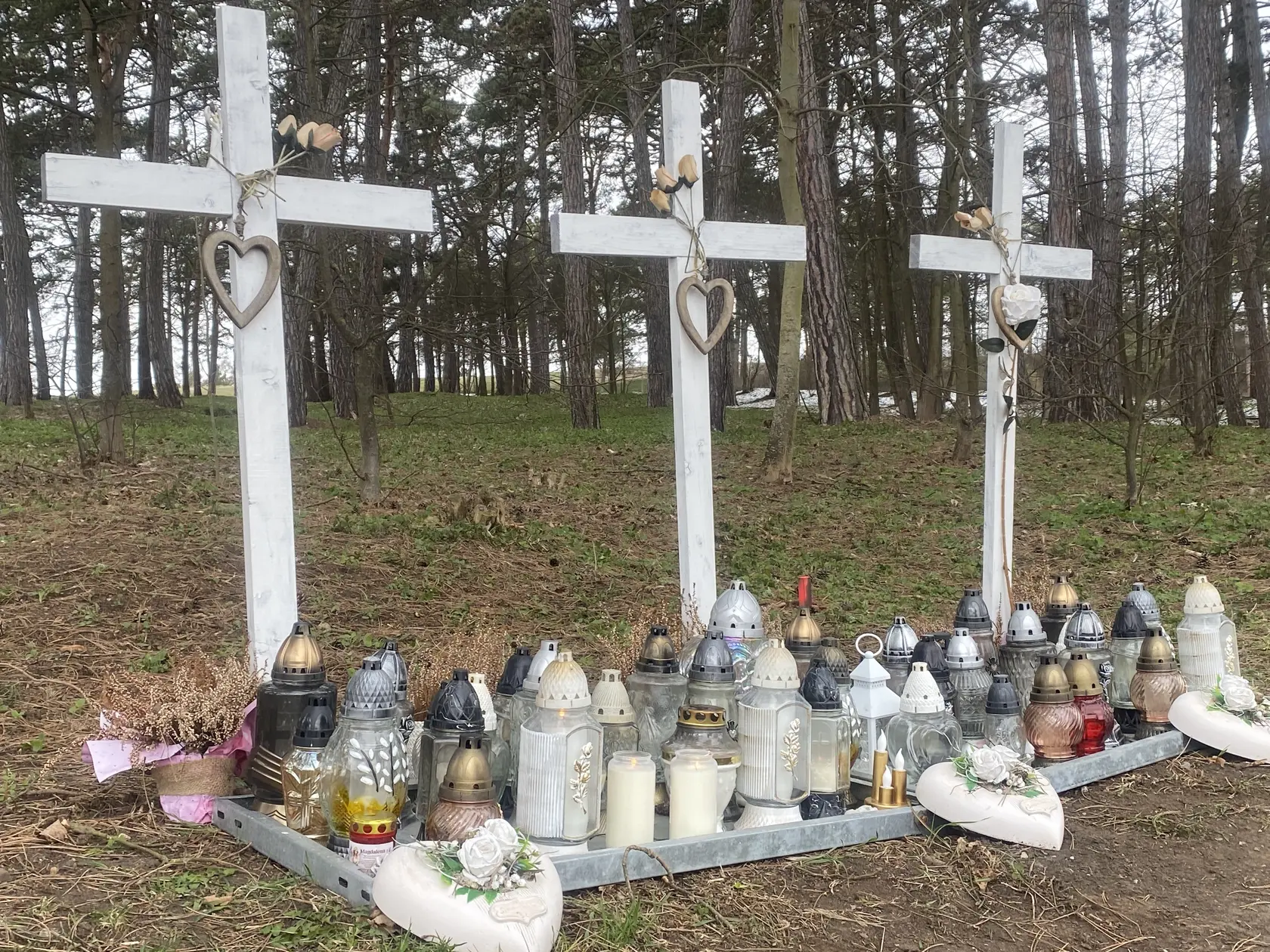 Tri kríže stoja v Spišskom Podhradí pri vstupe do Spišskej Kapituly už rok ako memento obrovskej tragédie - smrti troch nevinných dievčat, ktoré zomreli počas cesty na diecézne stretnutie so spišským biskupom pod kolesami autobusu. 