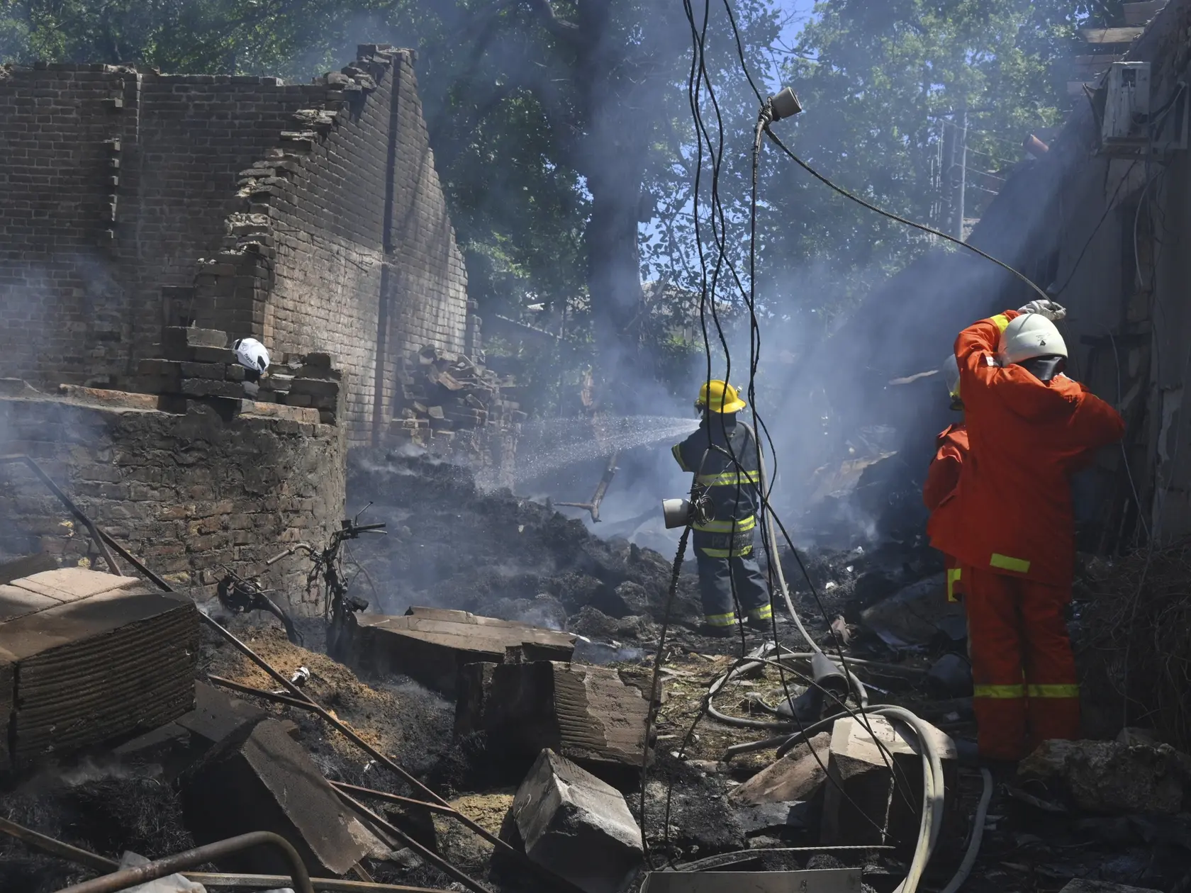 KK37 Odesa - Hasiči zasahujú počas požiaru po ruskom útoku na ukrajinské mesto Odesa 11. júla 2025. FOTO TASR/AP
Emergency services personnel work to extinguish a fire following a Russian attack in Odesa, Ukraine, Friday, July 11, 2025. (AP Photo/Michael Shtekel)