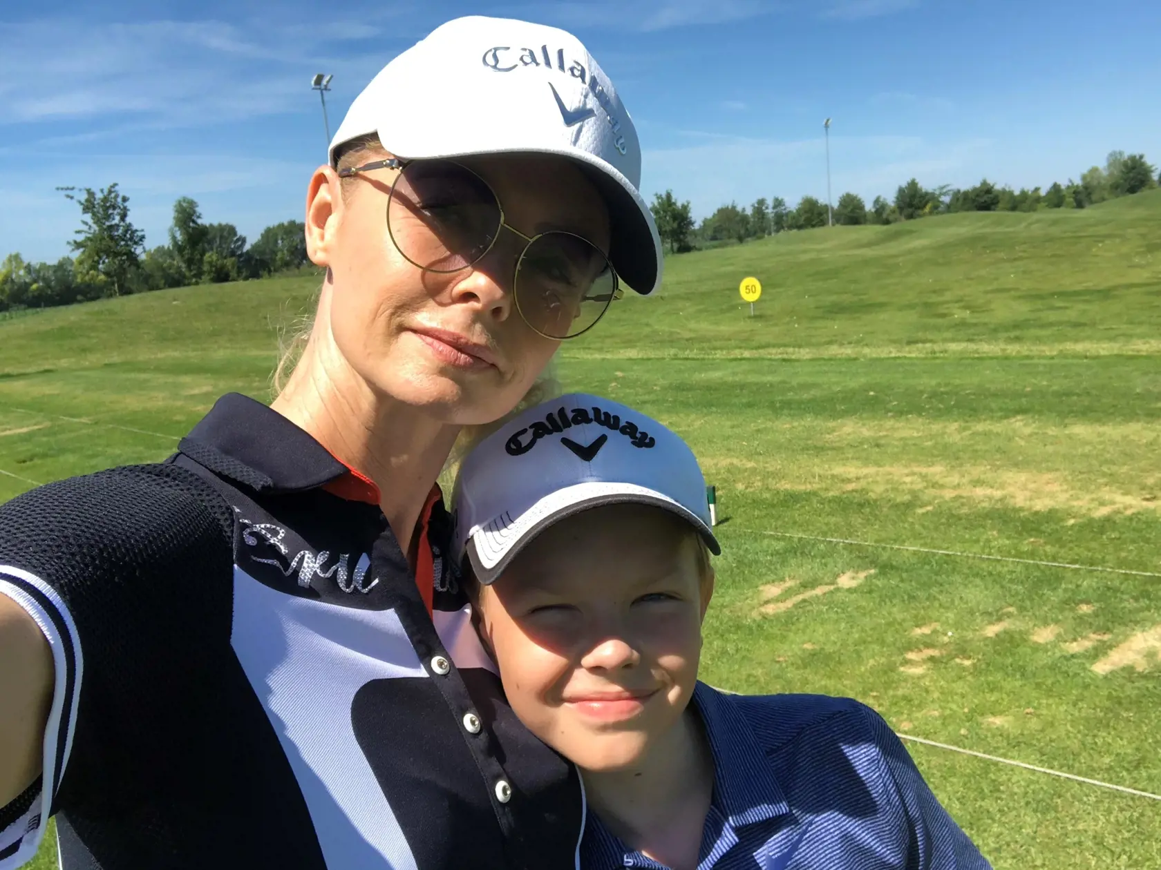 S mladším synom Tomáškom si práve robí golfovú zelenú kartu.