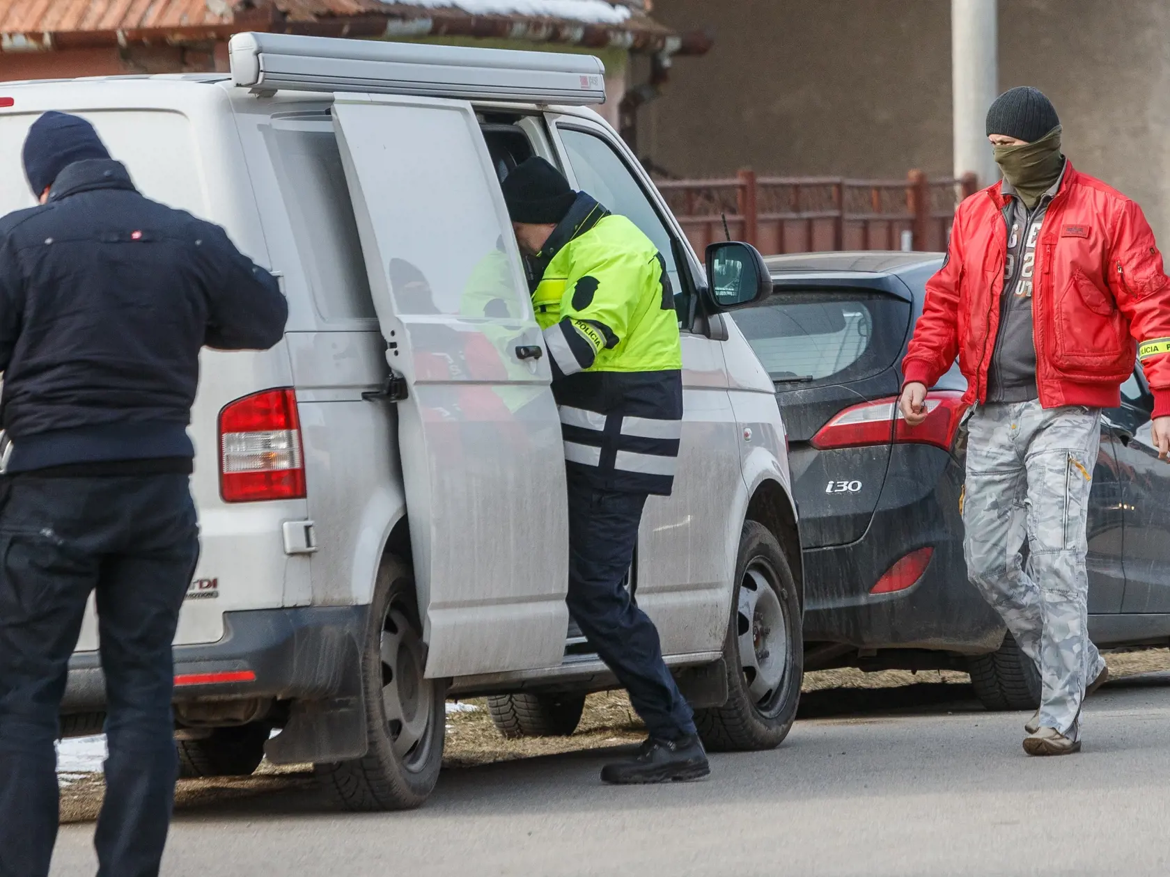 Na snímke príslušníci Policajného zboru Slovenskej republiky vykonávajú potrebné úkony v dome na Brezovej ulici v obci Veľká Mača, v ktorom došlo k dvojnásobnej vražde. Obeťami vraždy sa stali investigatívny novinár Ján Kuciak a jeho partnerka Martina Kušnírová.