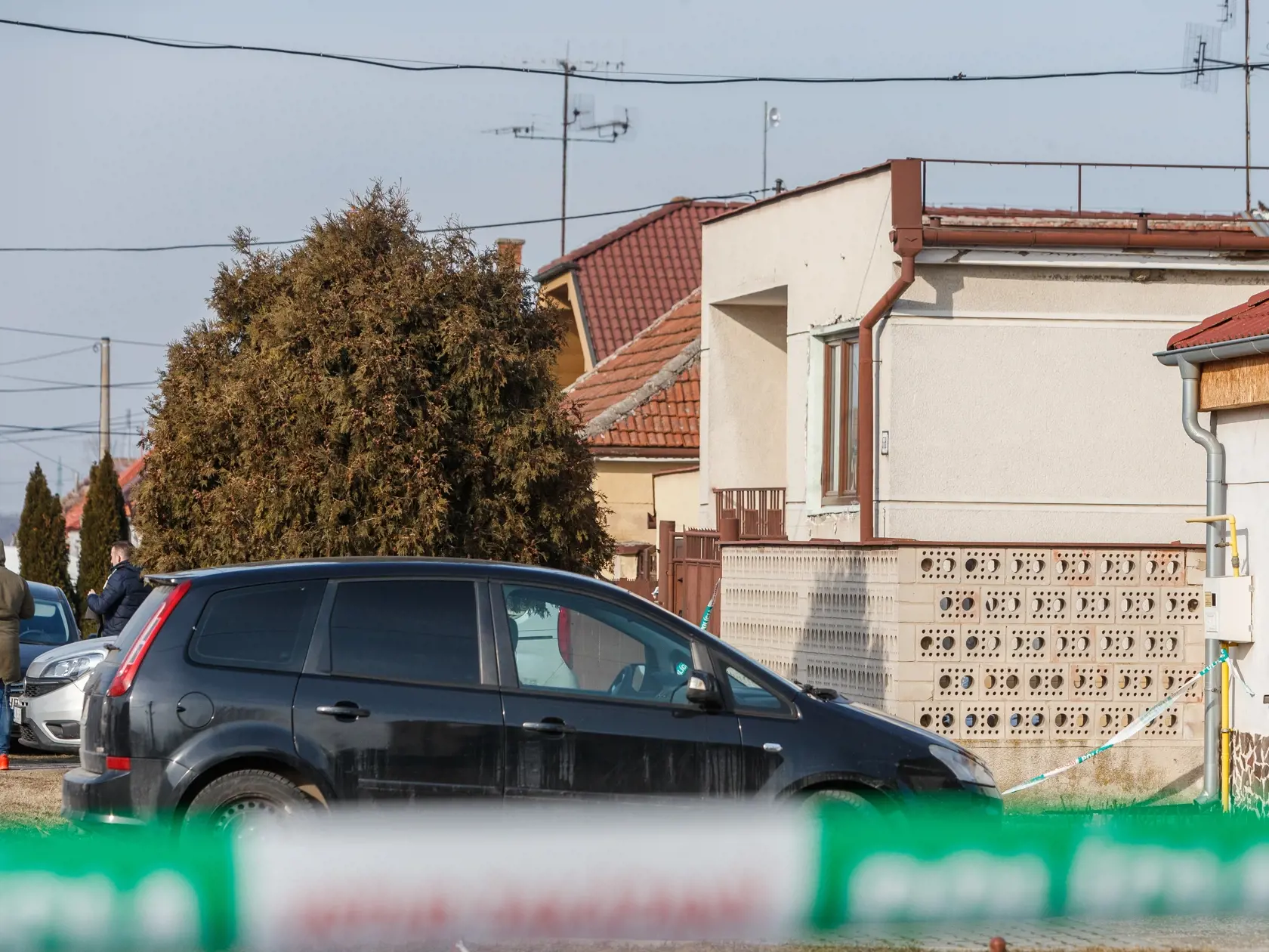 Na snímke príslušníci Policajného zboru Slovenskej republiky vykonávajú potrebné úkony v dome na Brezovej ulici v obci Veľká Mača, v ktorom došlo k dvojnásobnej vražde. Obeťami vraždy sa stali investigatívny novinár Ján Kuciak a jeho partnerka Martina Kušnírová.