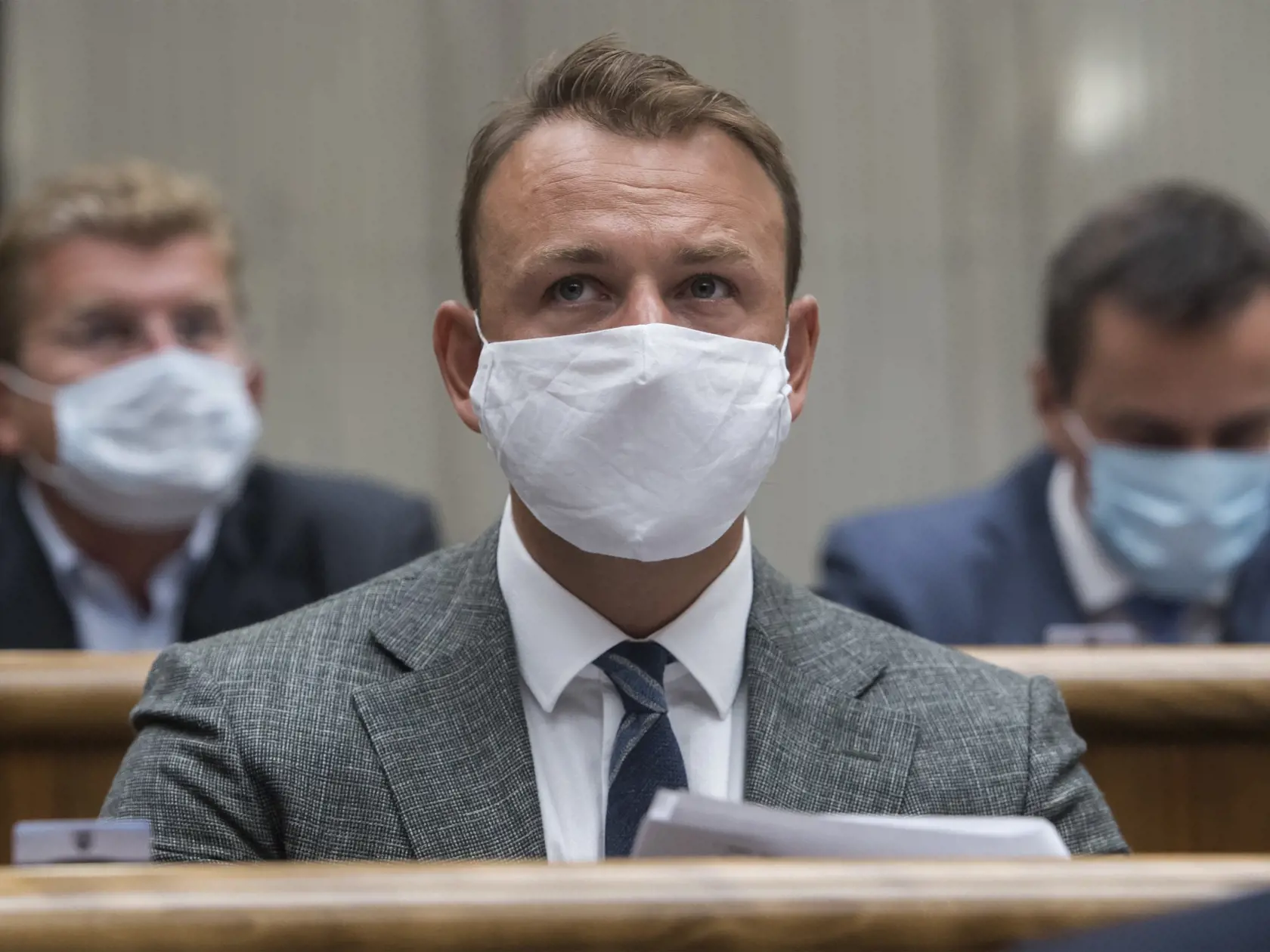 "Existuje veľa silných indícií, ktoré nasvedčujú tomu, že niektorí kajúcnici boli manipulovaní a zároveň aj motivovaní tak aby vypovedali na konkrétne osoby. Makó je napríklad podozrivý z prípravy vraždy policajta a za úplatky pomáhal zakrývať daňové delikty. Teraz vypovedá na desiatky rôznych osôb, je na slobode a z Dubaja sa vozí súkromným lietadlom," hovorí Eštok.