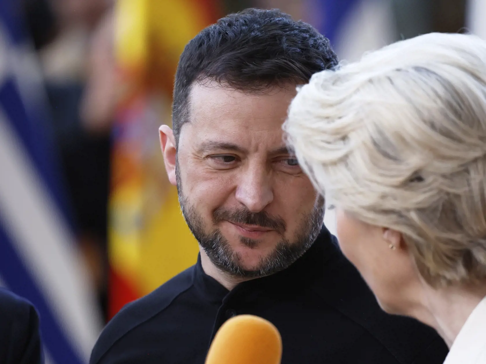 Predsedníčka Európskej komisie Ursula von der Leyenová a ukrajinský prezident Volodymyr Zelenskyj sa usmievajú počas príchodu na mimoriadny summit lídrov členských krajín EÚ v Bruseli vo štvrtok 6. marca 2025. Summit zvolal predseda Európskej rady António Costa s cieľom rokovať o aktuálnej situácii na Ukrajine a európskej obrane, ktorá má podľa neho pomôcť Únii stať sa suverénnejšou a lepšie vybavenou na riešenie súčasných a budúcich bezpečnostných výziev.