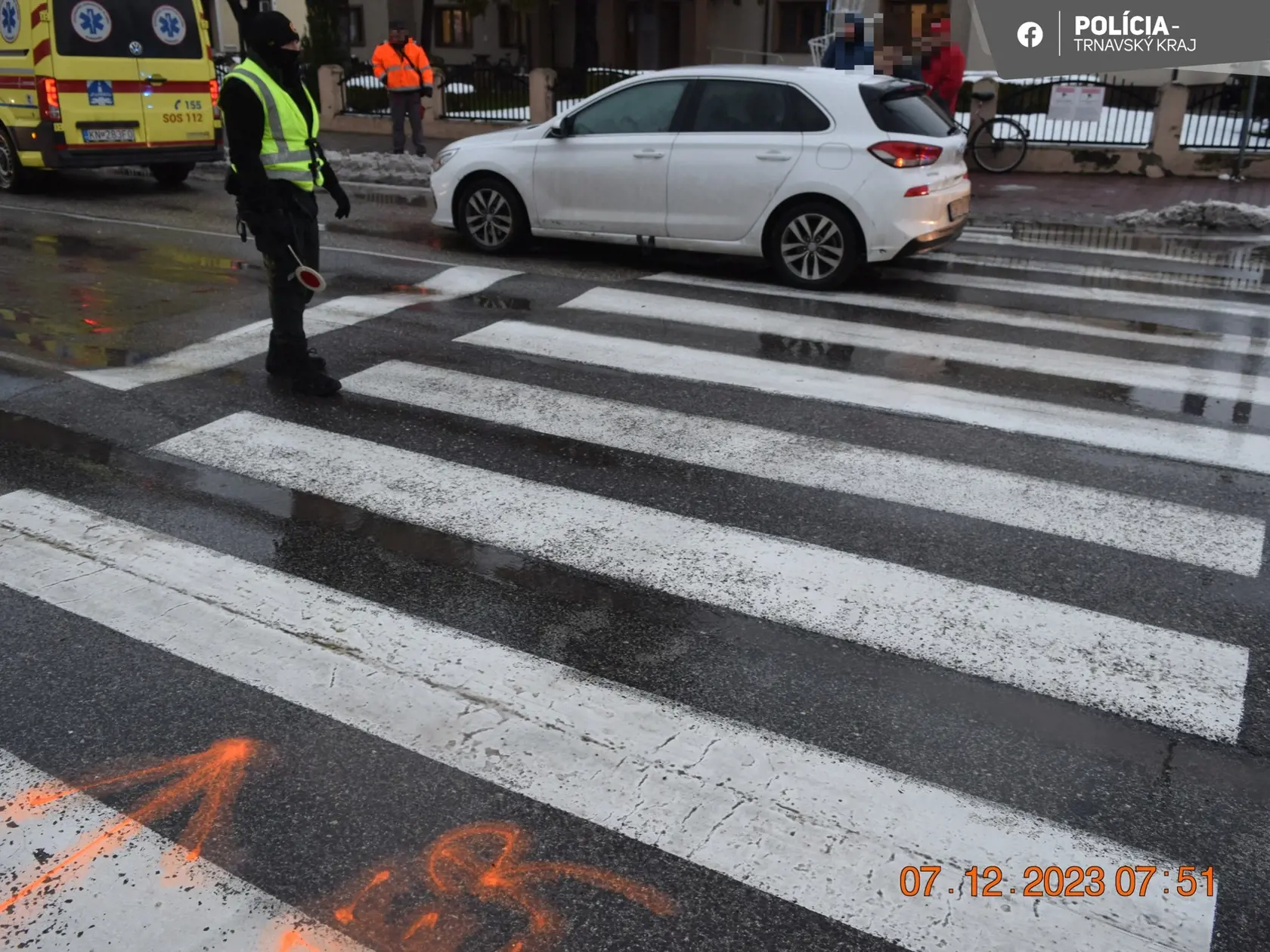 Ženu s dvoma deťmi zrazilo auto na priechode pre chodcov