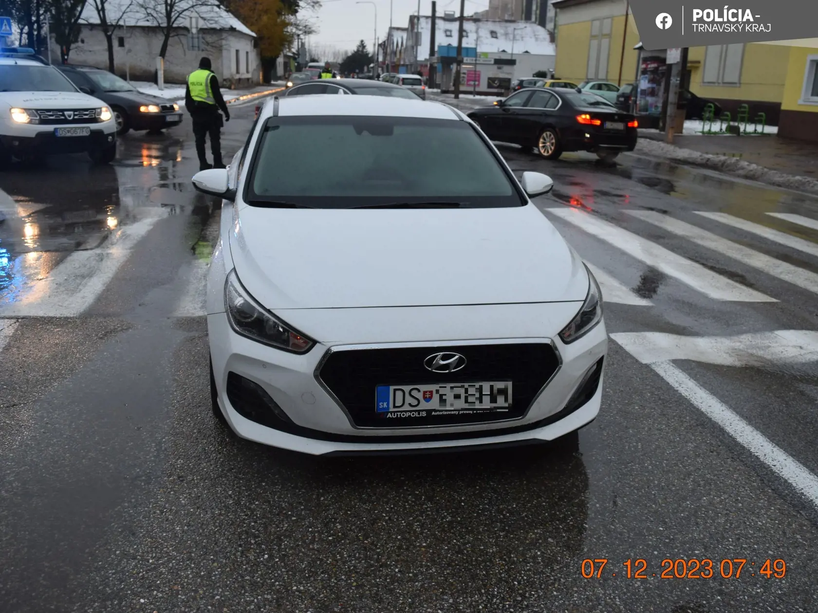 Ženu s dvoma deťmi zrazilo auto na priechode pre chodcov