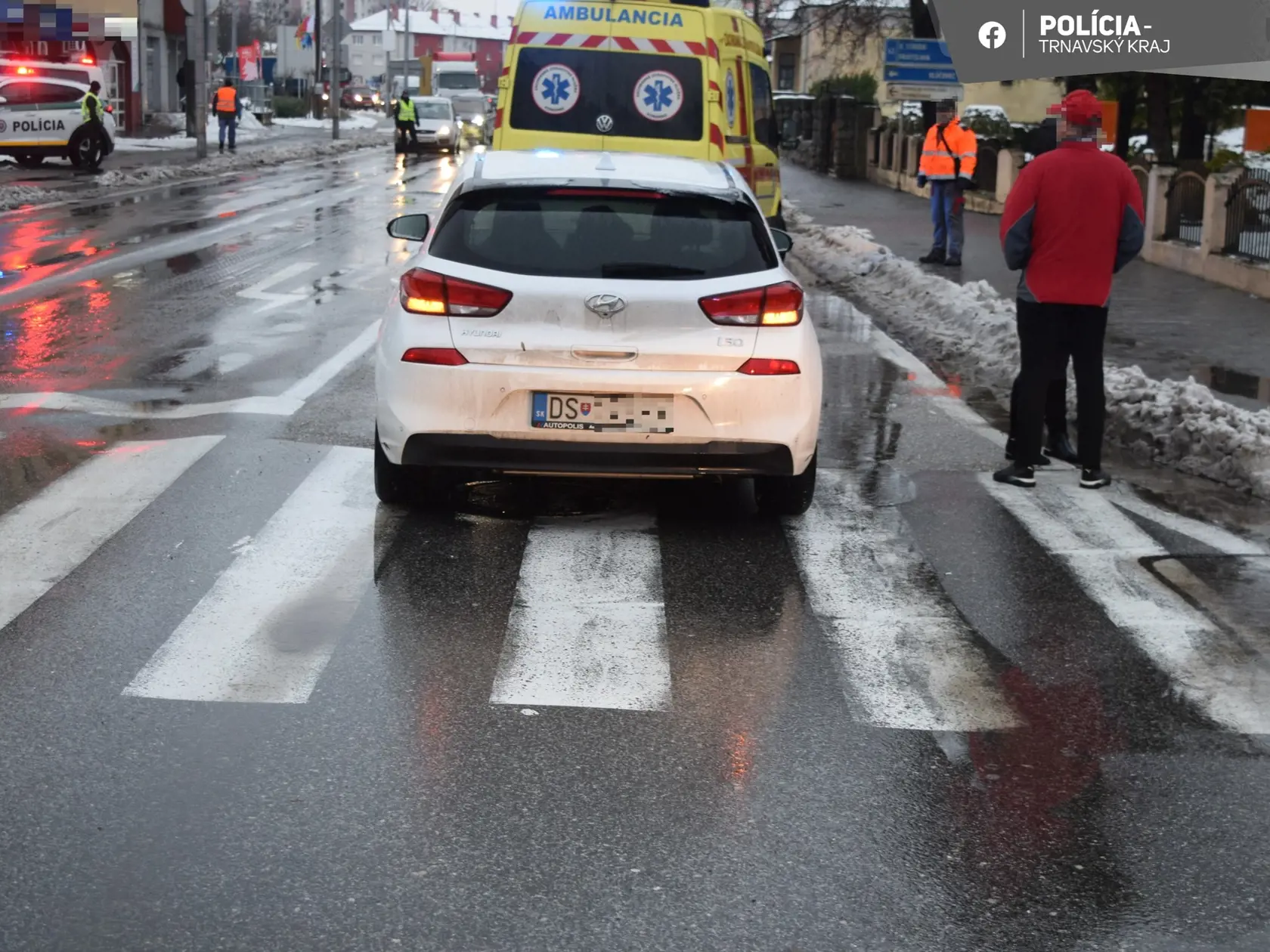 Ženu s dvoma deťmi zrazilo auto na priechode pre chodcov