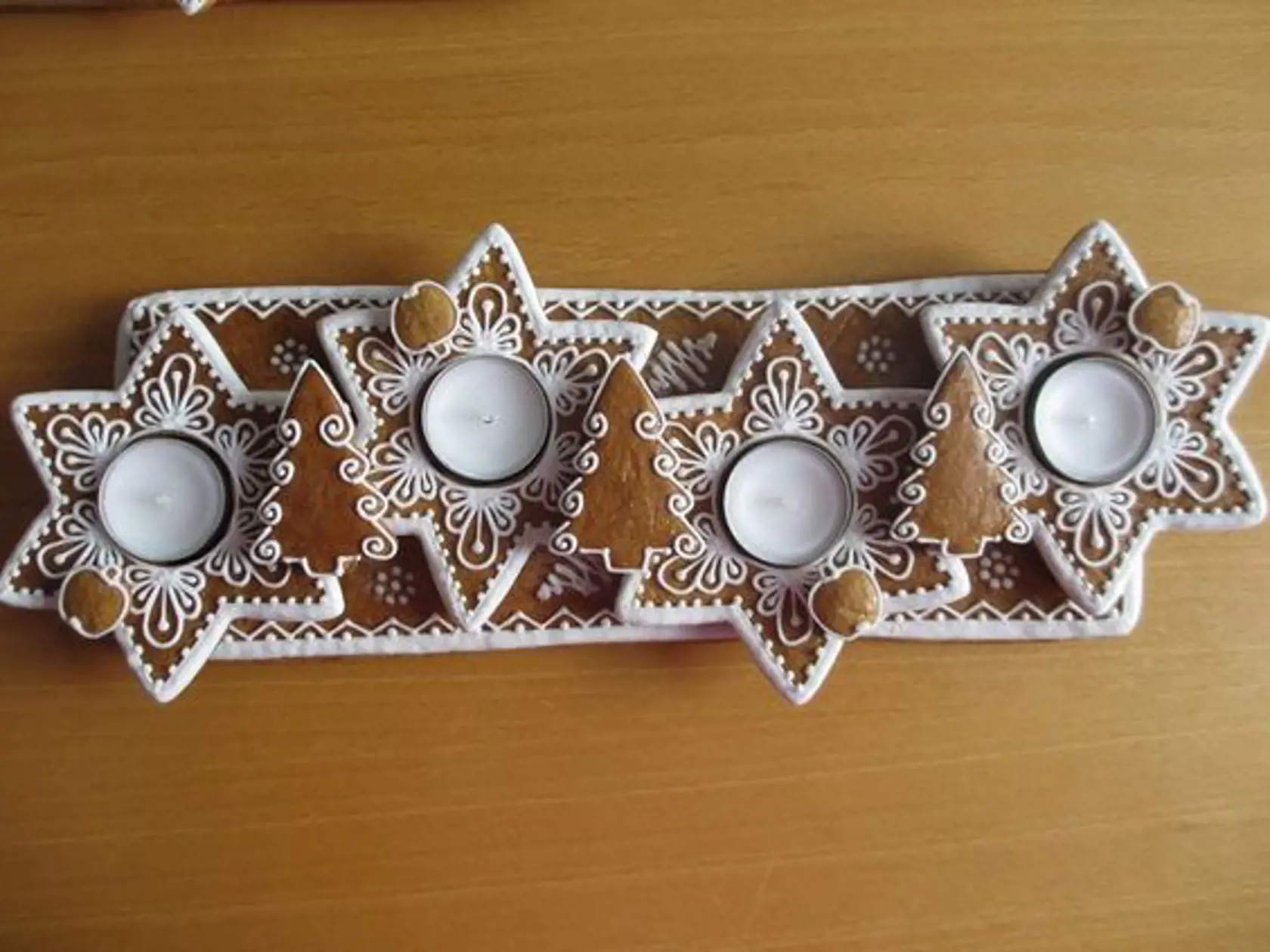 Medovníkový adventný veniec