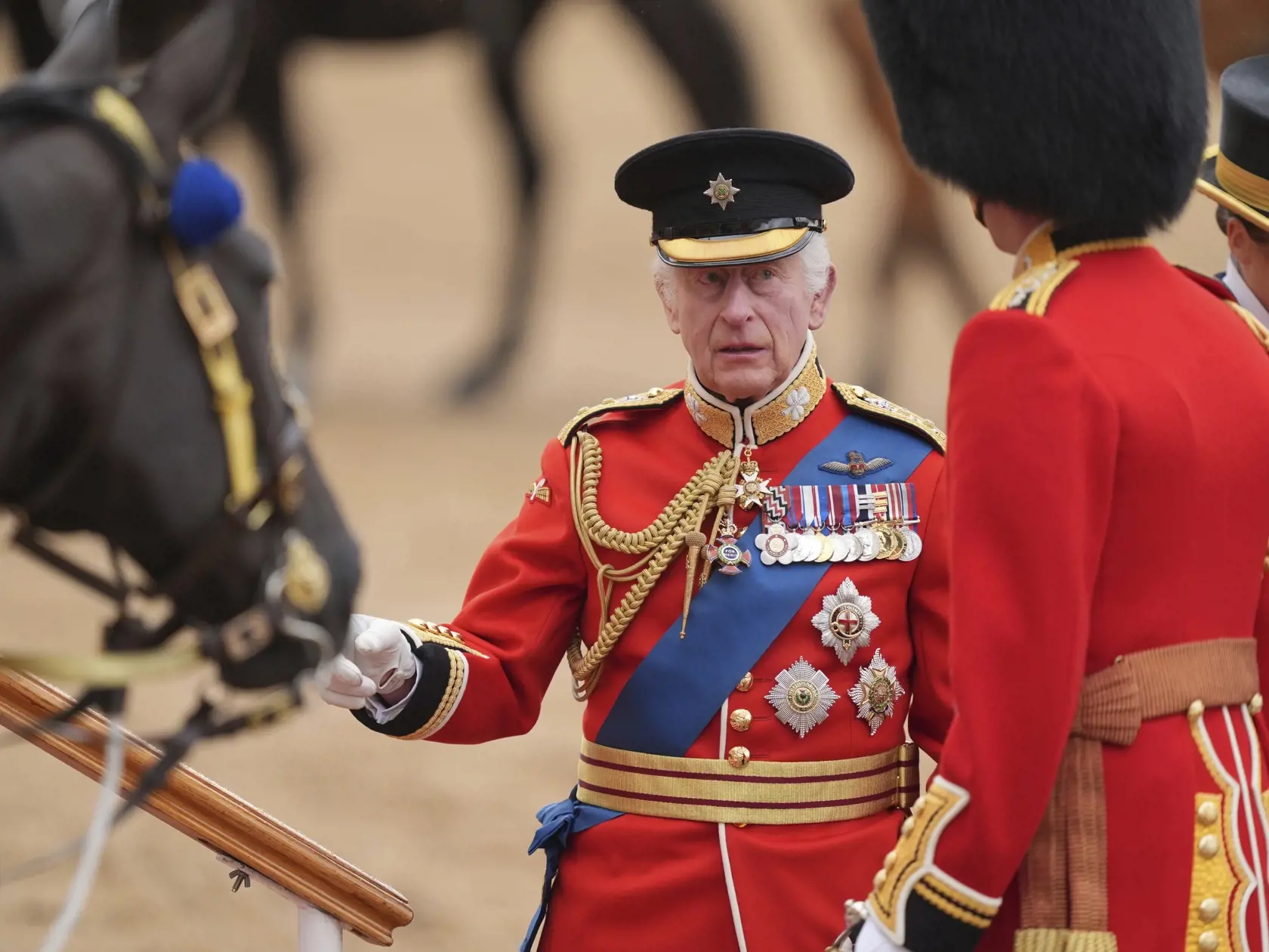 Britský kráľ Karol III. prichádza na vojenskú prehliadku Trooping the Colour na počesť svojich narodenín v Londýne v sobotu 15. júna 2024. Prehliadka Trooping the Colour sa koná tradične v júni, hoci narodeniny má Karol až 14. novembra. Britskí panovníci však narodeniny oslavujú dvakrát - súkromne aj formou verejnej oslavy. FOTO TASR/AP