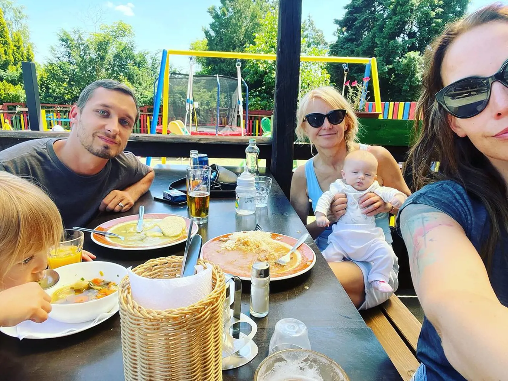 Veronika s deťmi a vnúčatami. Ako stále píše, všetky miluje a vidno to aj z fotiek...
