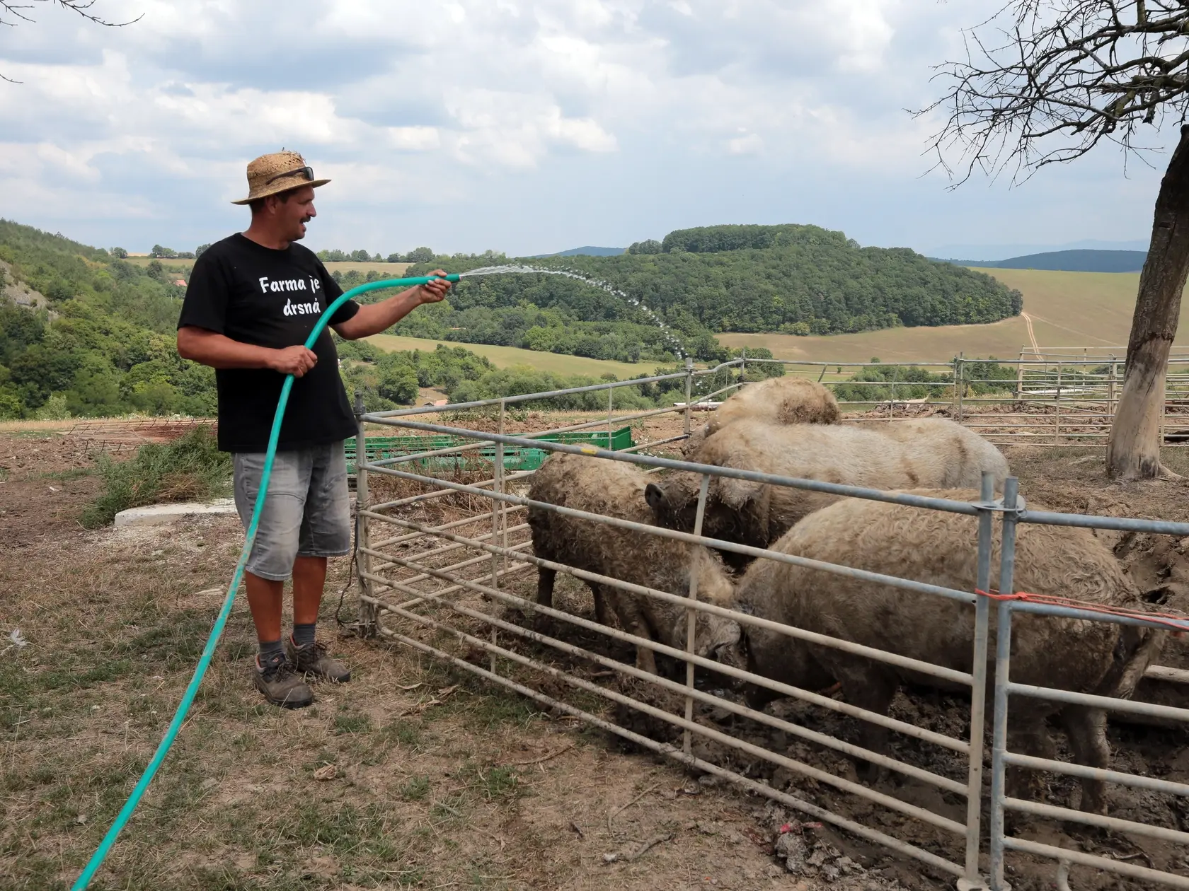 Hospodár Martin Bagár na svojej Farme.