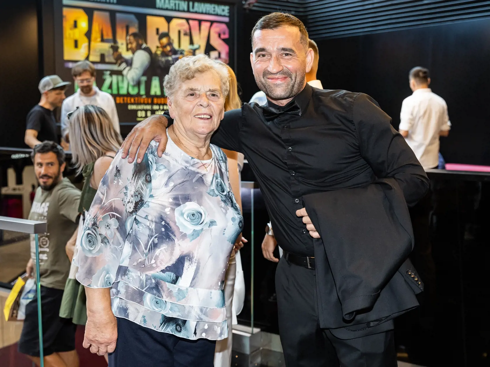 Premiéra filmu “MIKI” v Bratislave. Na snímke Milan Ondrík s mamou.