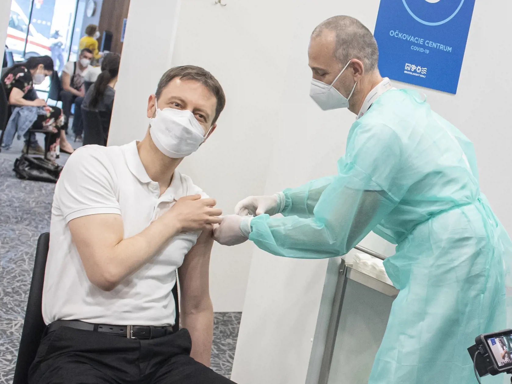 Predseda vlády SR Eduard Heger dostáva prvú dávku vakcíny proti ochoreniu Covid-19, v sobotu 1. mája 2021 v Bratislave. Podali mu vakcínu od spoločnosti AstraZeneca.