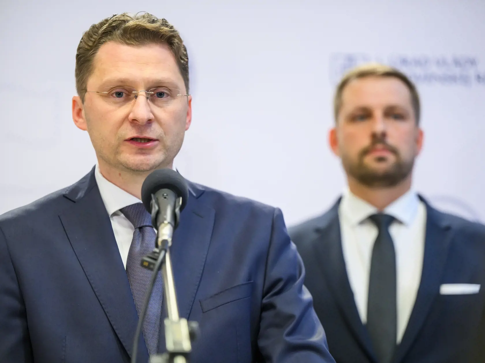 Predseda Lekárskeho odborového združenia (LOZ) Peter Visolajský a minister zdravotníctva SR Kamil Šaško (Hlas-SD).
