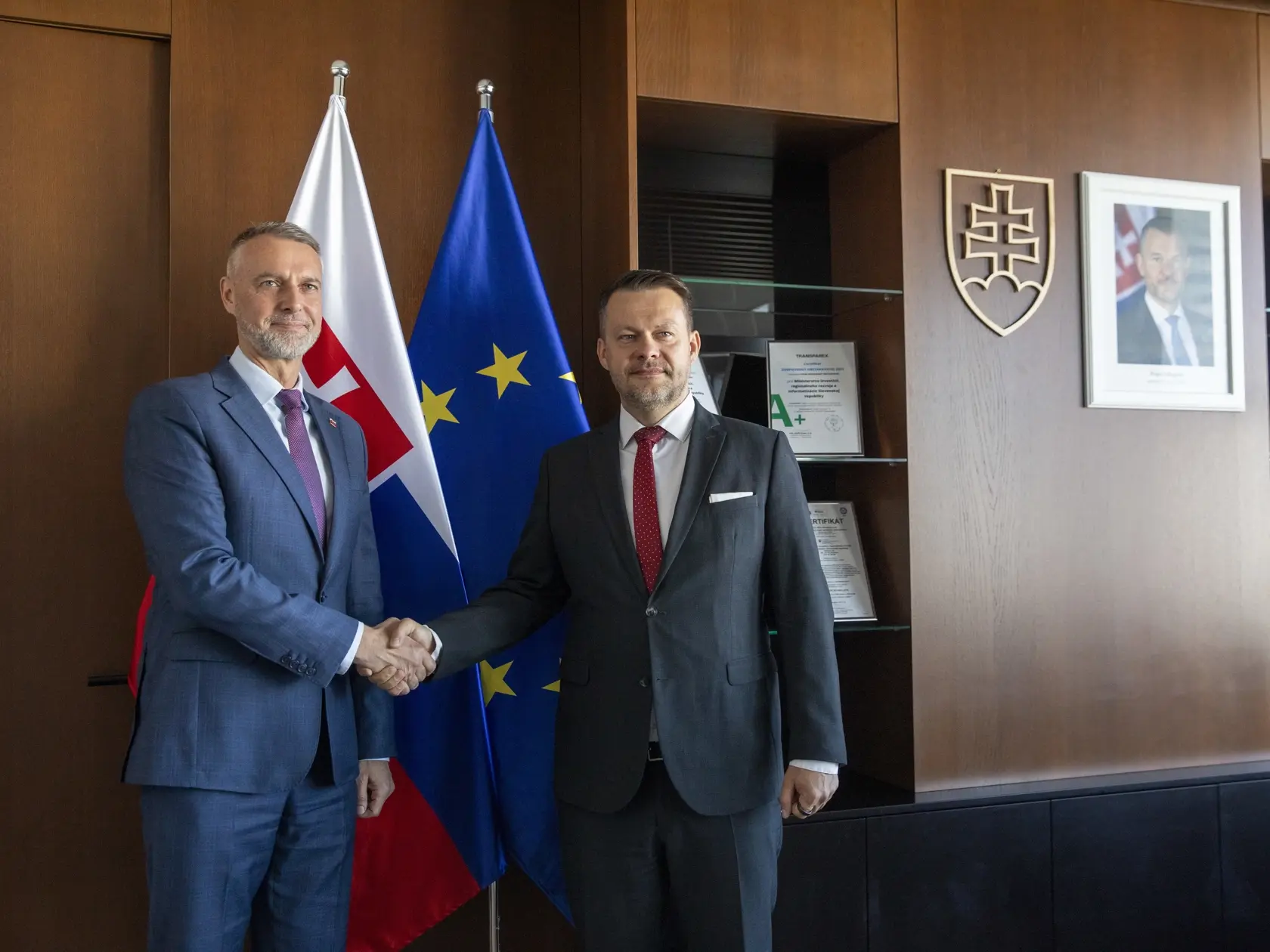 Na snimke je príchod nového ministra investícií, regionálneho rozvoja a informatizácie, MIRRI, Samuela Migaľa.
Úrad odovzdáva Richard Raši.