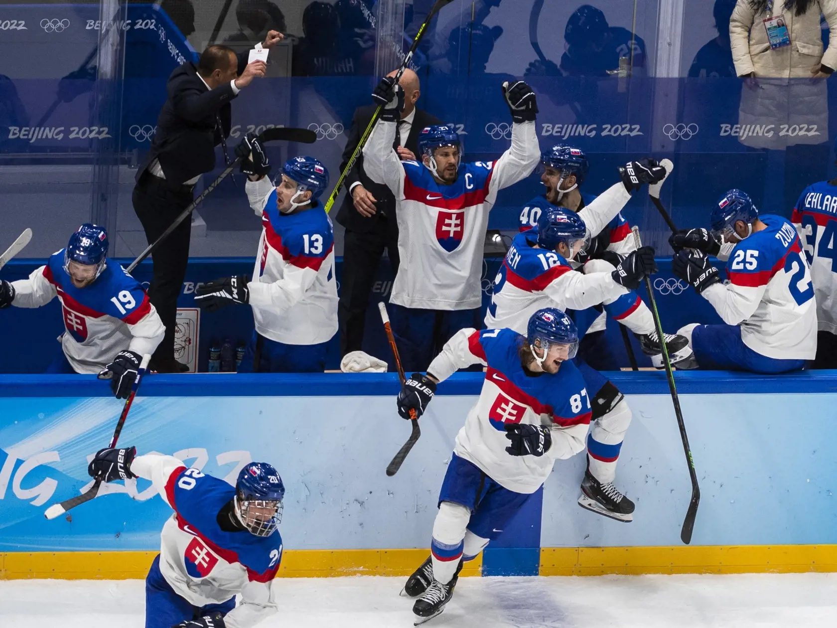 Na snímke hokejisti Slovenska sa tešia z postupu do semifinále po štvrťfinále olympijského turnaja v hokeji mužov USA -  Slovensko (3:2) na ZOH 2022 v Pekingu v stredu 16. februára 2022. FOTO TASR - Jaroslav Novák
