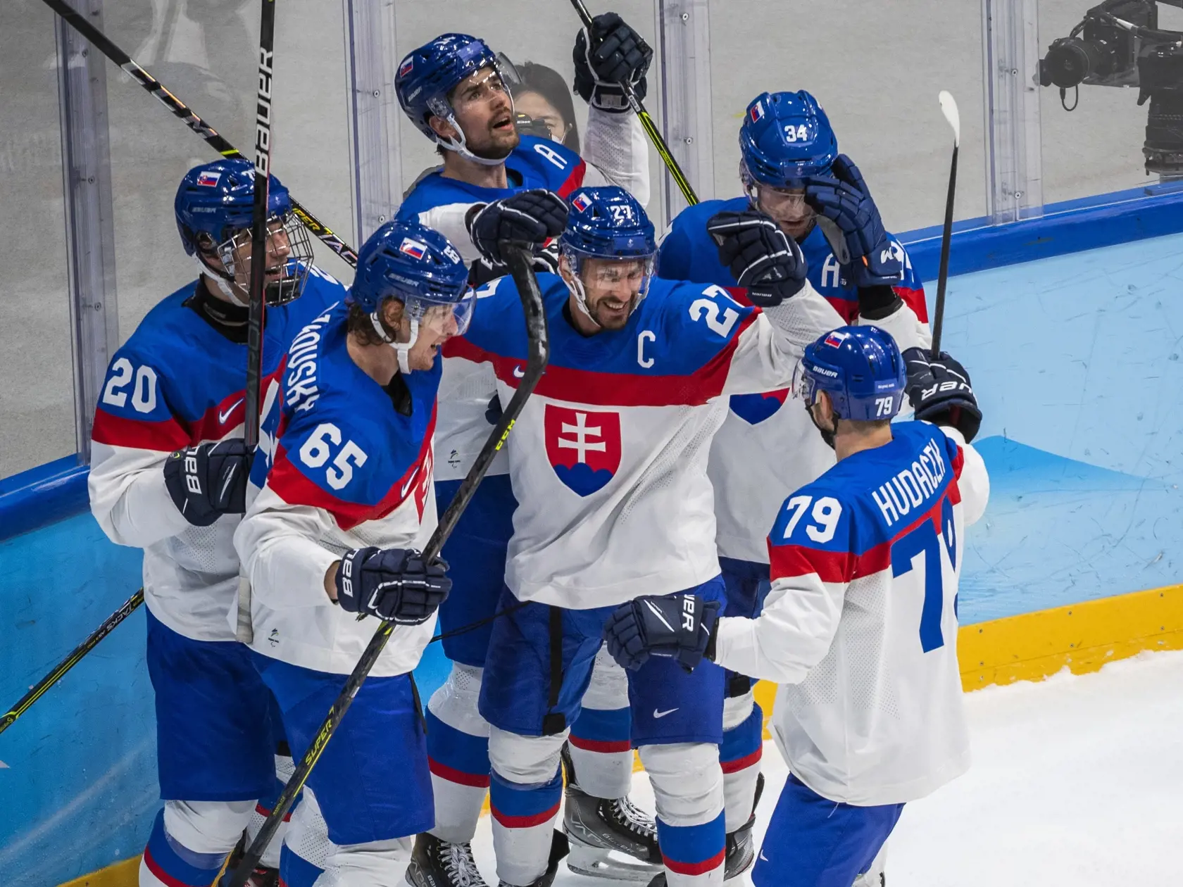 Na snímke gólová radosť hráčov Slovenskavo štvrťfinále olympijského turnaja v hokeji mužov USA - Slovensko na ZOH 2022 v Pekingu v stredu 16. februára 2022. FOTO TASR - Jaroslav Novák