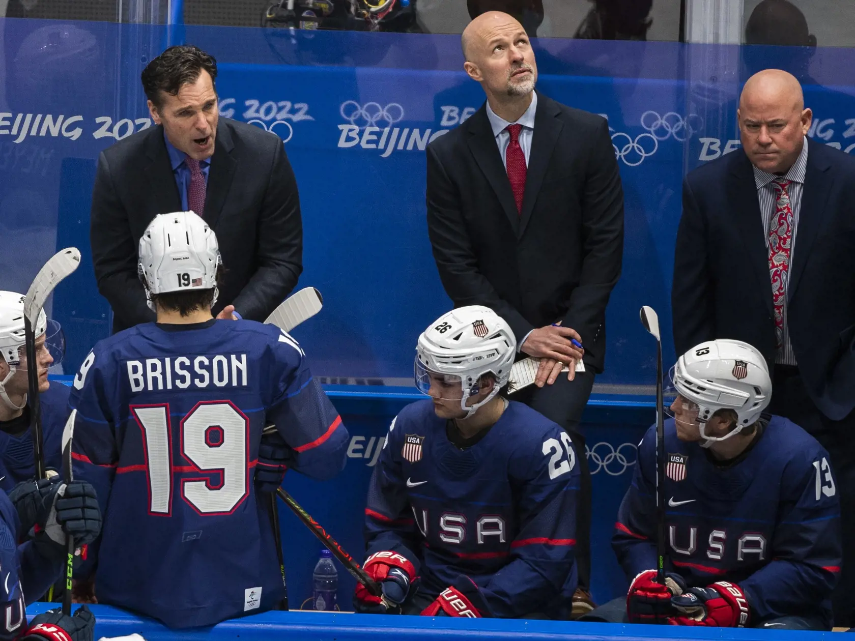 Na snímke hore vľavo hlavný tréner USA David Quinn vo štvrťfinále olympijského turnaja v hokeji mužov USA - Slovensko na ZOH 2022 v Pekingu v stredu 16. februára 2022. FOTO TASR - Jaroslav Novák