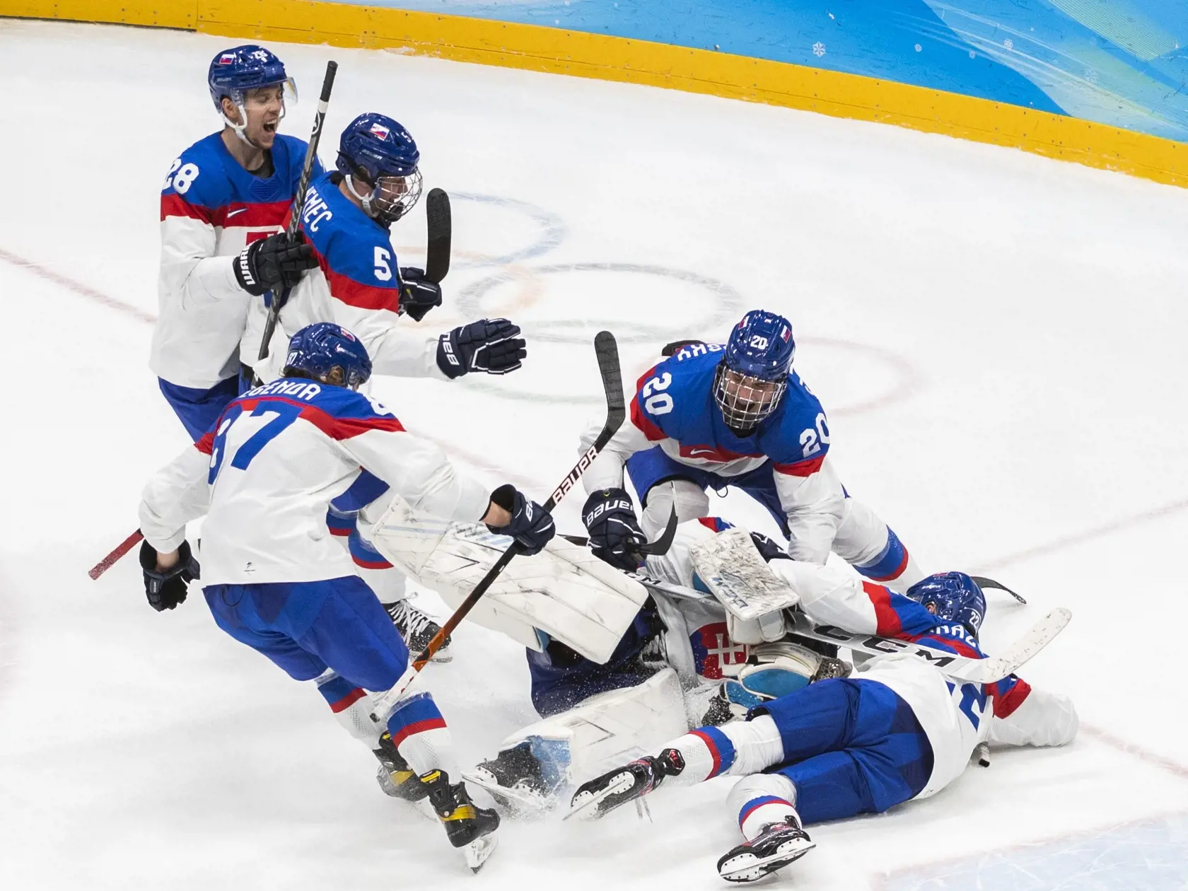 Na snímke hokejisti Slovenska sa tešia z postupu do semifinále po víťazstve vo štvrťfinále olympijského turnaja v hokeji mužov USA -  Slovensko (3:2) na ZOH 2022 v Pekingu v stredu 16. februára 2022. FOTO TASR - Jaroslav Novák