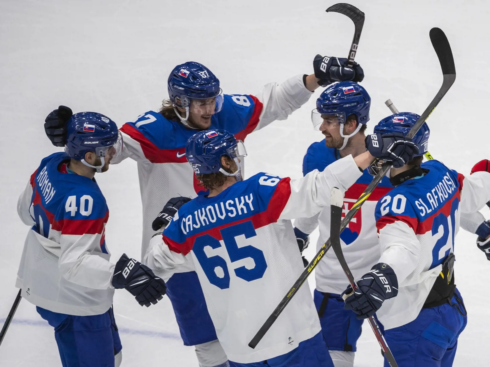 Na snímke hokejisti Slovenska oslavujú gól vo štvrťfinále olympijského turnaja v hokeji mužov USA - Slovensko na ZOH 2022 v Pekingu v stredu 16. februára 2022. FOTO TASR - Jaroslav Novák