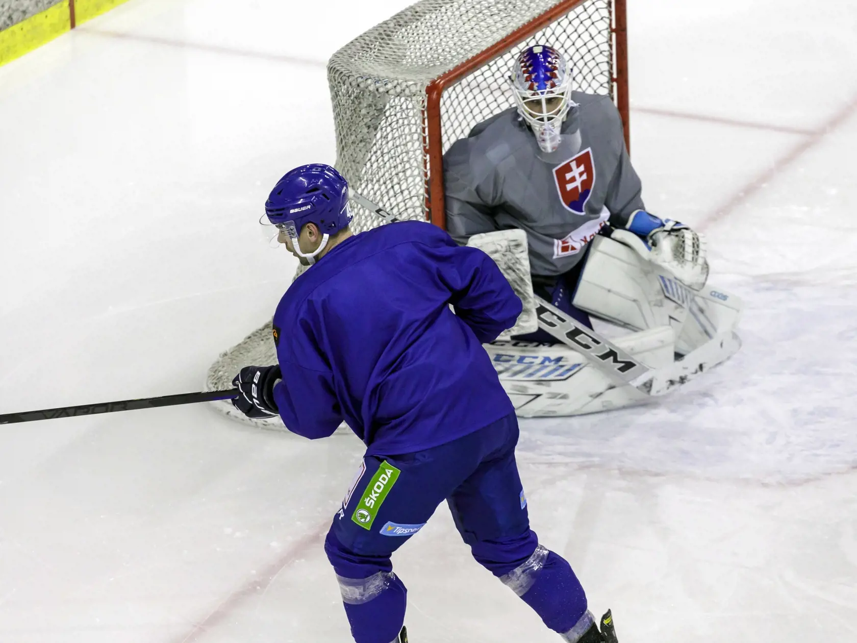 Na snímke zľava slovenskí hokejoví reprezentanti Samuel Takáč a Patrik Rybár počas tréningu Slovenskej hokejovej reprezentácie v rámci prípravy na olympijský hokejový turnaj v Pekingu v Bratislave 1. februára 2022. FOTO TASR - Dano Veselský