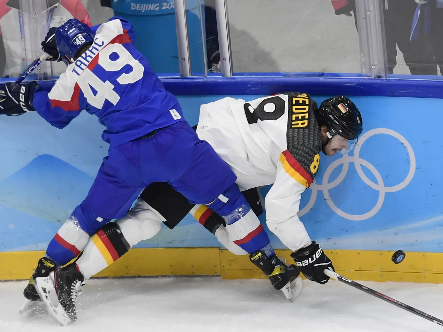 Na snímke zľava slovenský útočník Samuel Takáč a nemecký hokejista Tobias Rieder v kvalifikácii o štvrťfinále Slovensko - Nemecko na ZOH 2022 v Pekingu v utorok 15. februára 2022. FOTO TASR - Martin Baumann 