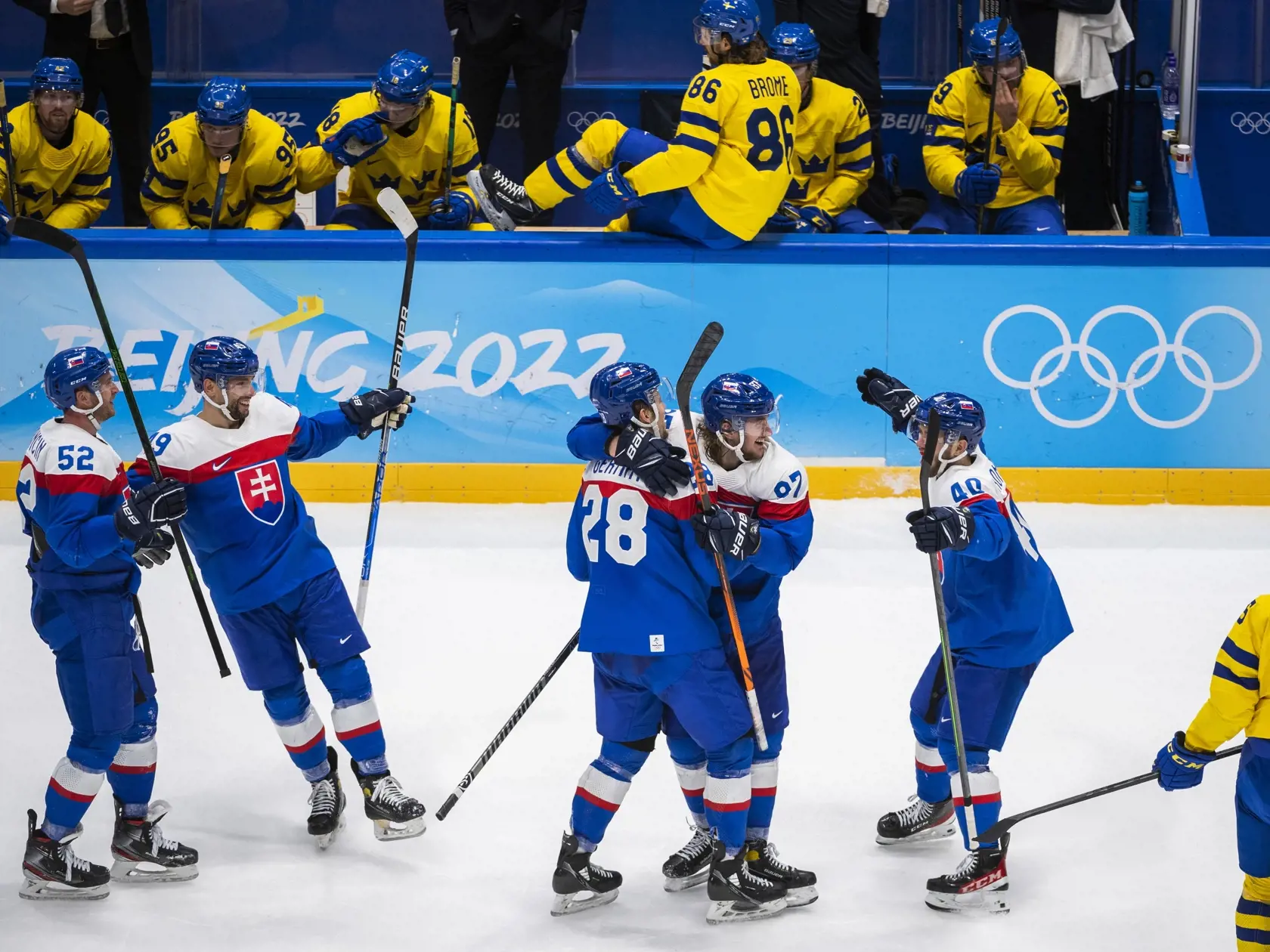 Na snímke hokejisti Slovenska Pavol Regenda a Samuel Takáč sa tešia po góle do prázdnej brány v zápase olympijského turnaja v hokeji mužov o bronz Slovensko - Švédsko na ZOH 2022 v Pekingu v sobotu 19. februára 2022. FOTO TASR - Jaroslav Novák