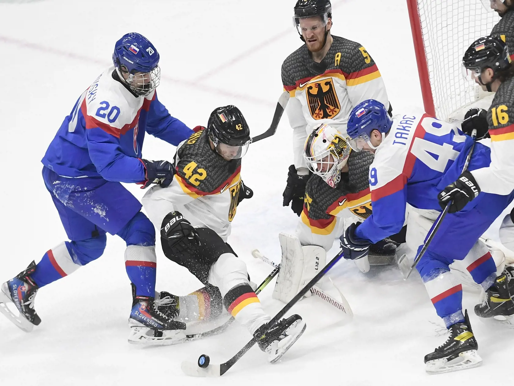 Na snímke slovenskí hokejisti Juraj Slafkovský (vľavo), vpravo Samuel Takáč, uprostred zľava Nemci Yasin Ehliz, Korbinian Holzer a brankár Mathias Niederberger počas kvalifikácie o štvrťfinále Slovensko - Nemecko na ZOH 2022 v Pekingu v utorok 15. februára 2022. FOTO TASR - Martin Baumann