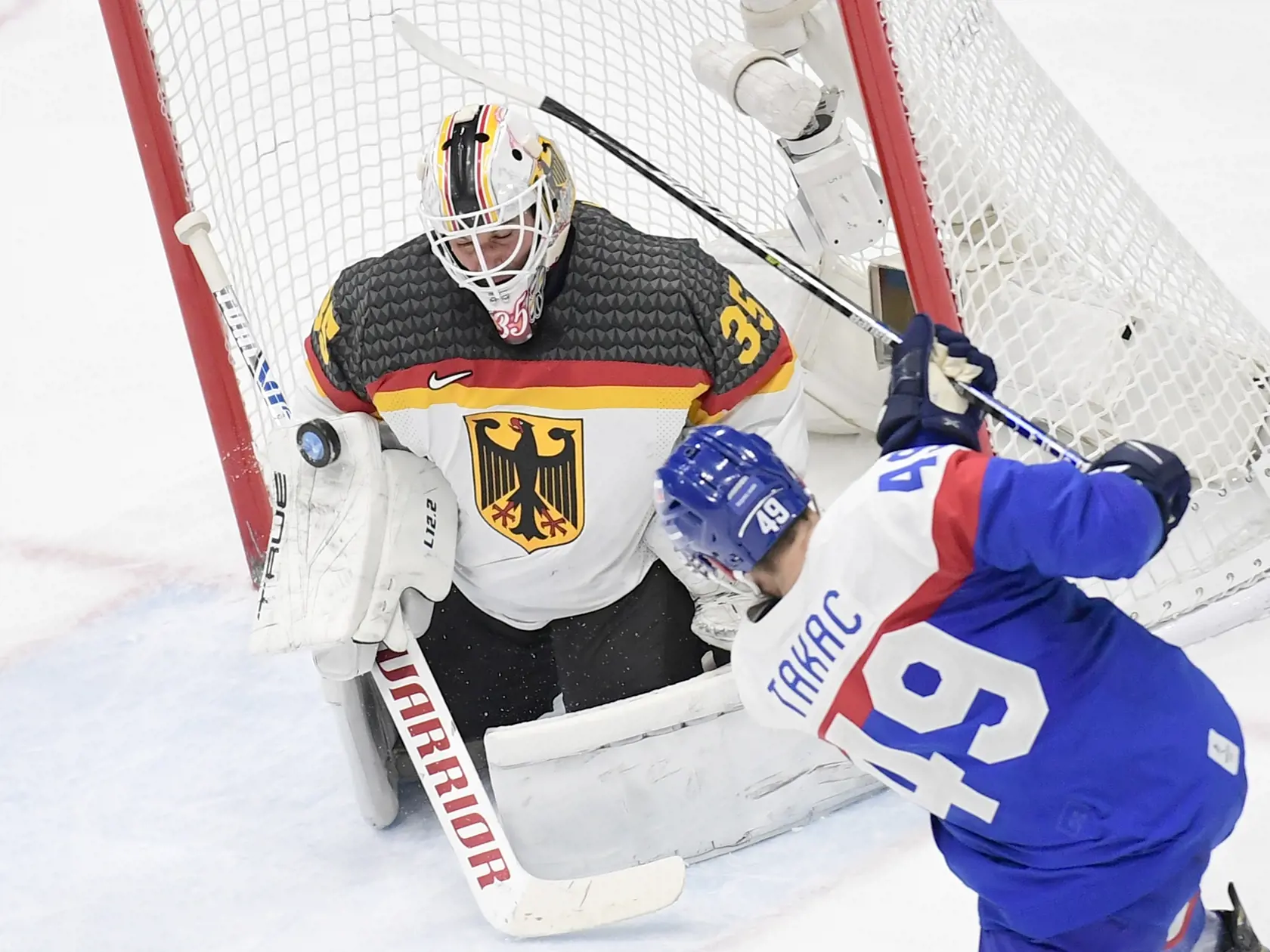 Na snímke slovenský útočník Samuel Takáč a nemecký brankár Mathias Niederberger v kvalifikácii o štvrťfinále Slovensko - Nemecko na ZOH 2022 v Pekingu v utorok 15. februára 2022. FOTO TASR - Martin Baumann 