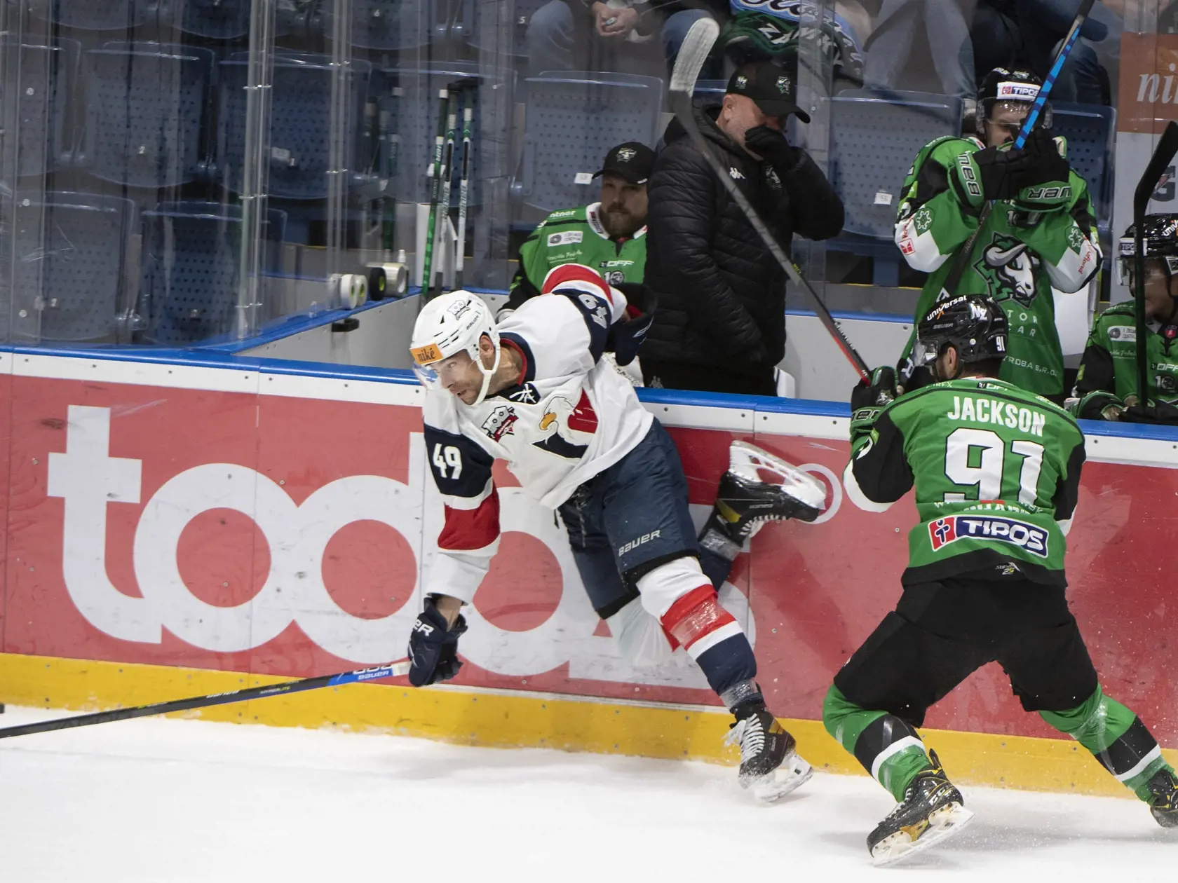 Na snímke vľavo Samuel Takáč (Slovan) a vpravo Robby Jackson (Nové Zámky) v zápase 11. kola Tipos extraligy HC Slovan Bratislava - HC Nové Zámky v Bratislave v nedeľu 24. októbra 2021. FOTO TASR - Pavel Neubauer



