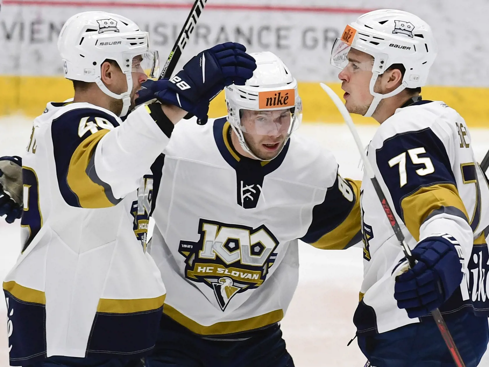 Na snímke hokejisti Slovana zľava Samuel Takáč, Jakub Sukeľ a strelec gólu Alex Breton sa tešia po strelení gólu v zápase 28. kola Tipos extraligy HC Slovan Bratislava - HK Dukla Inegma Michalovce v Bratislave v stredu 22. december 2021. FOTO TASR -  Martin Baumann