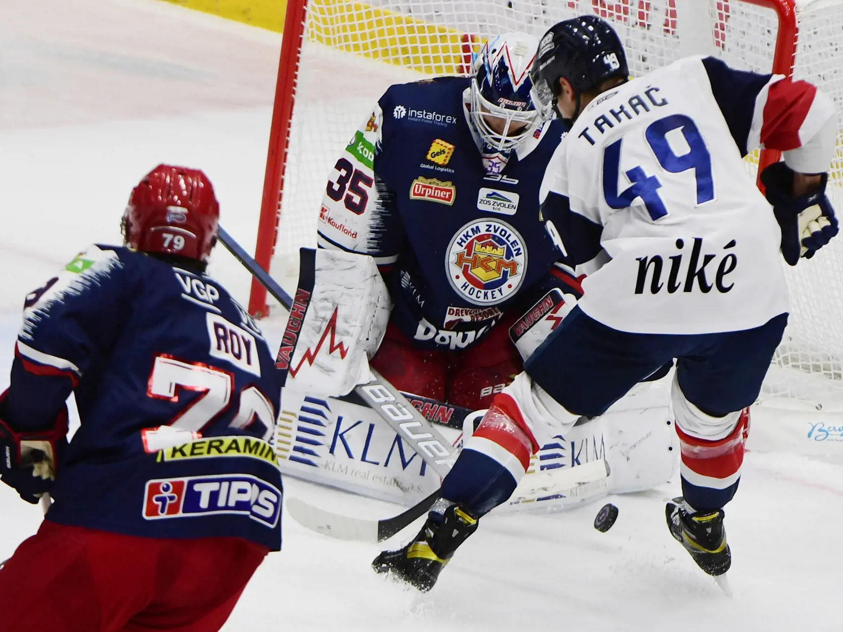 Na snímke sprava Samuel Takáč (Slovan), brankár Robin Rahm a Jérémy Roy (Zvolen) v zápase 25. kola hokejovej Tipos extraligy medzi HC Slovan Bratislava - HKM Zvolen 10. decembra 2021 v Bratislave. FOTO TASR - Martin Baumann