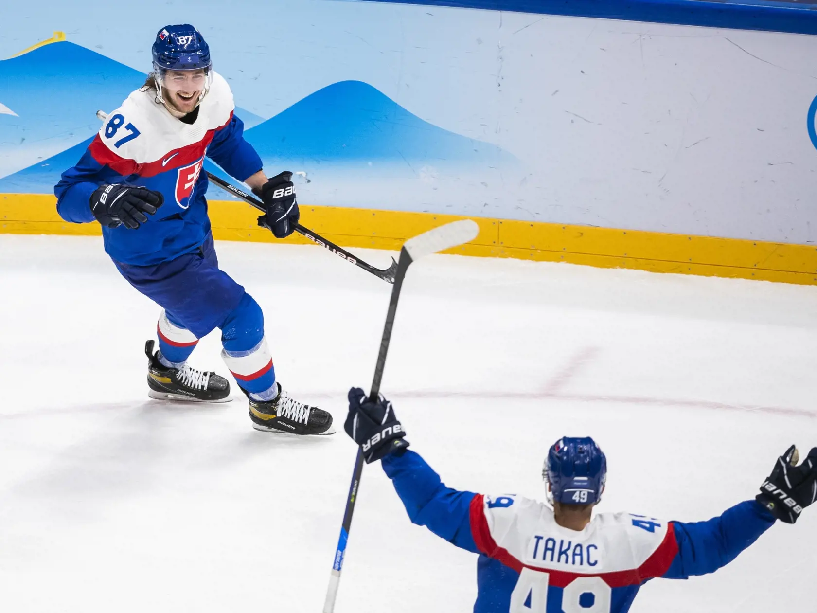 Na snímke hokejisti Slovenska Pavol Regenda a Samuel Takáč sa tešia po góle do prázdnej brány v zápase olympijského turnaja v hokeji mužov o bronz Slovensko - Švédsko na ZOH 2022 v Pekingu v sobotu 19. februára 2022. FOTO TASR - Jaroslav Novák