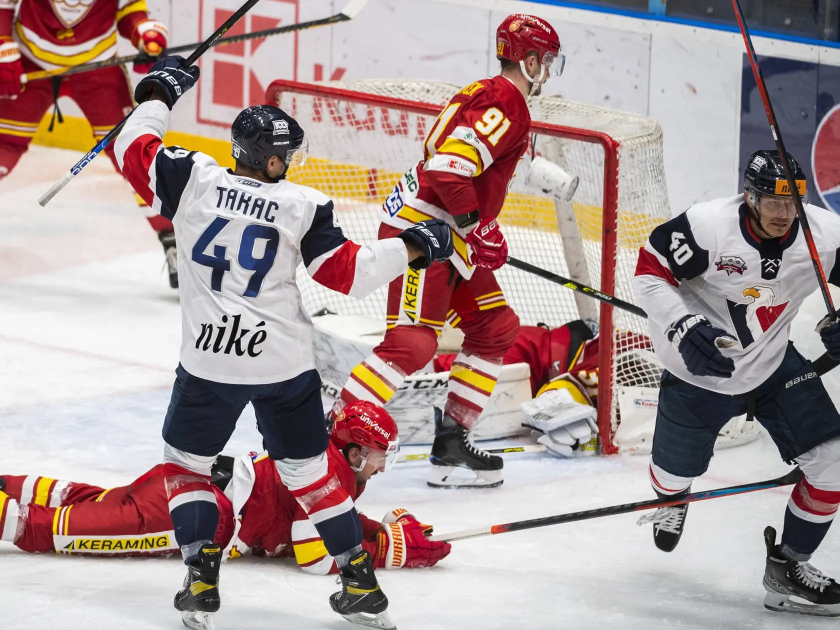 Na snímke Samuel Takáč (Slovan), Lukáš Paukovček (Dukla) a Rastislav Gašpar (Slovan) počas gólu v zápase 12. kola hokejovej Tipos extraligy HC Slovan Bratislava - HK Dukla Trenčín v Bratislave 29. októbra 2021. FOTO TASR - Jaroslav Novák