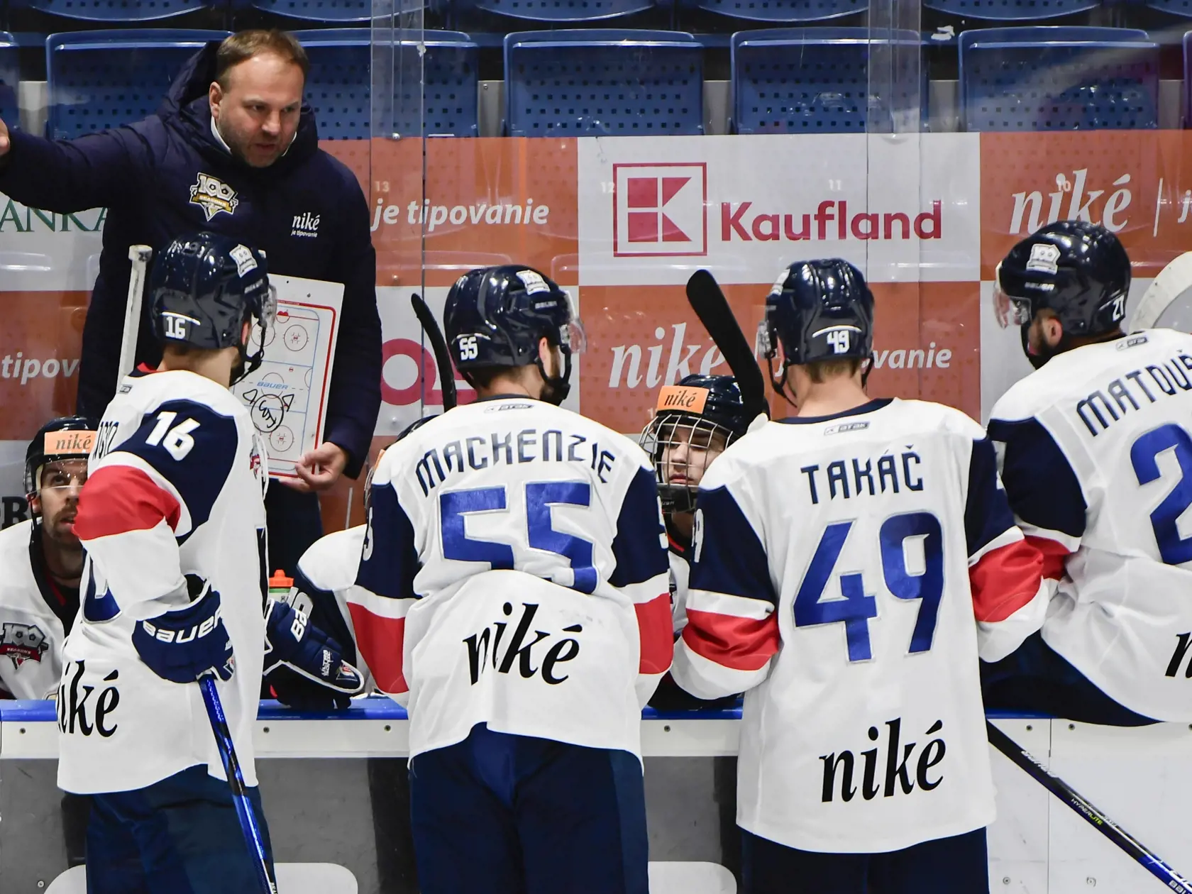 Na snímke zľava tréner Slovana Róbert Döme, Andrew Yogan, Matt MacKenzie, Samuel Takáč a Tomáš Matoušek v zápase 25. kola hokejovej Tipos extraligy medzi HC Slovan Bratislava - HKM Zvolen 10. decembra 2021 v Bratislave. FOTO TASR - Martin Baumann