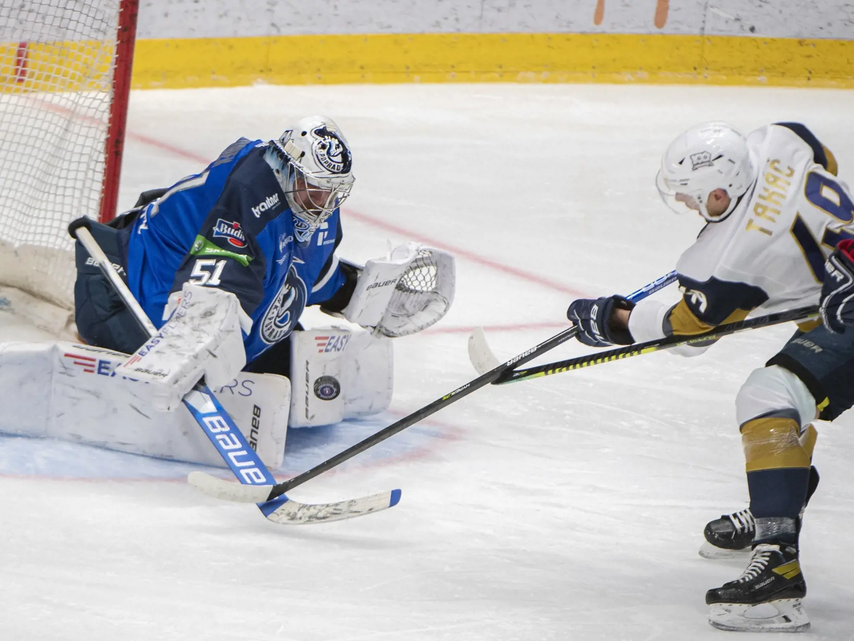 Na snímke vpravo Samuel Takáč (Slovan) a brankár Tomáš Tomek (Poprad) v zápase 21. kola hokejovej Tipos extraligy medzi HC Slovan Bratislava - HK Poprad 28. novembra 2021 v Bratislave. FOTO TASR - Martin Baumann