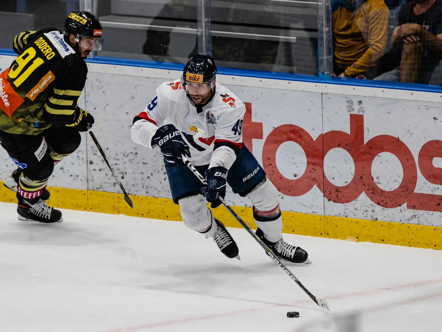 Na snímke Samuel Takáč počas prípravného zápasu medzi HC Slovan Bratislava a Vienna Capitals.