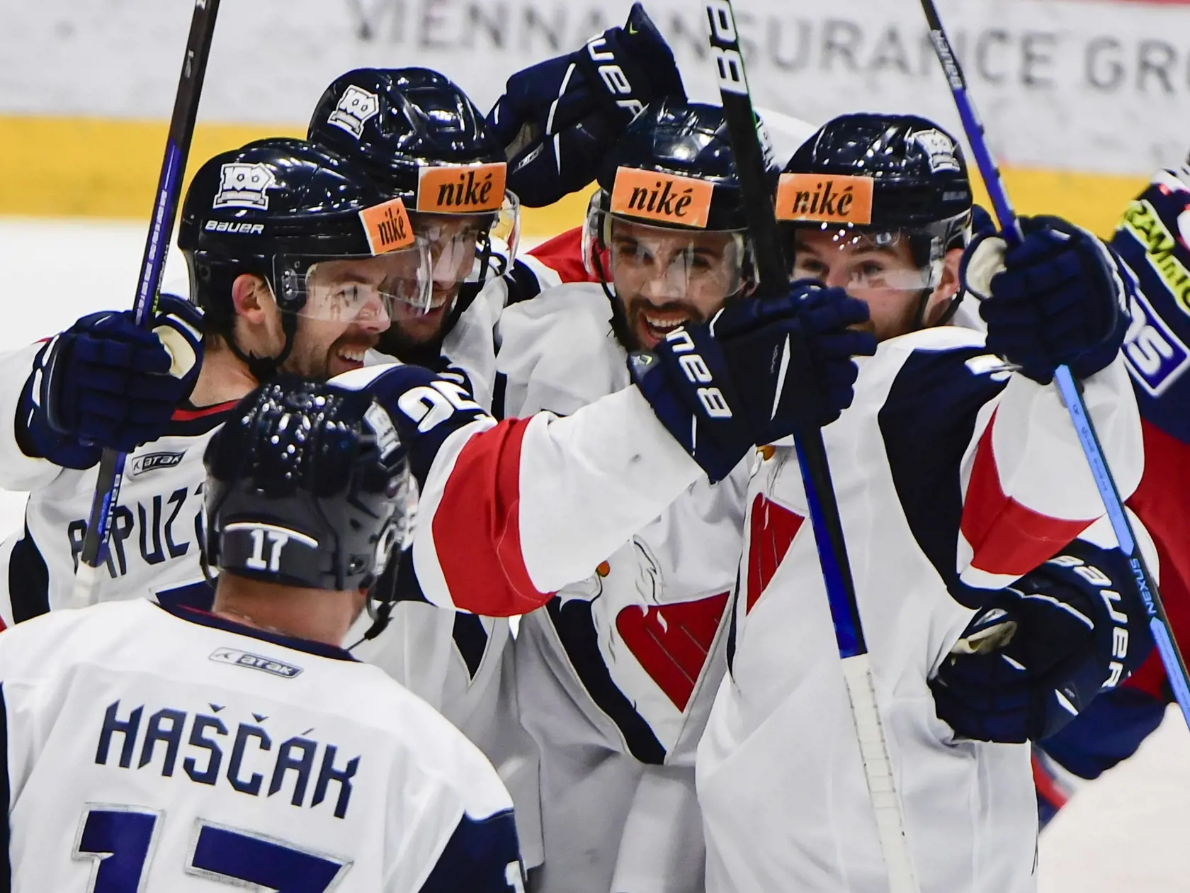 Na snímke gólová radosť Slovanistov zľava Marcel Haščák, Wiliam Rapuzzi, Samuel Takáč, Brent Harris a Matt MacKenzie v zápase 25. kola hokejovej Tipos extraligy medzi HC Slovan Bratislava - HKM Zvolen 10. decembra 2021 v Bratislave. FOTO TASR - Martin Baumann