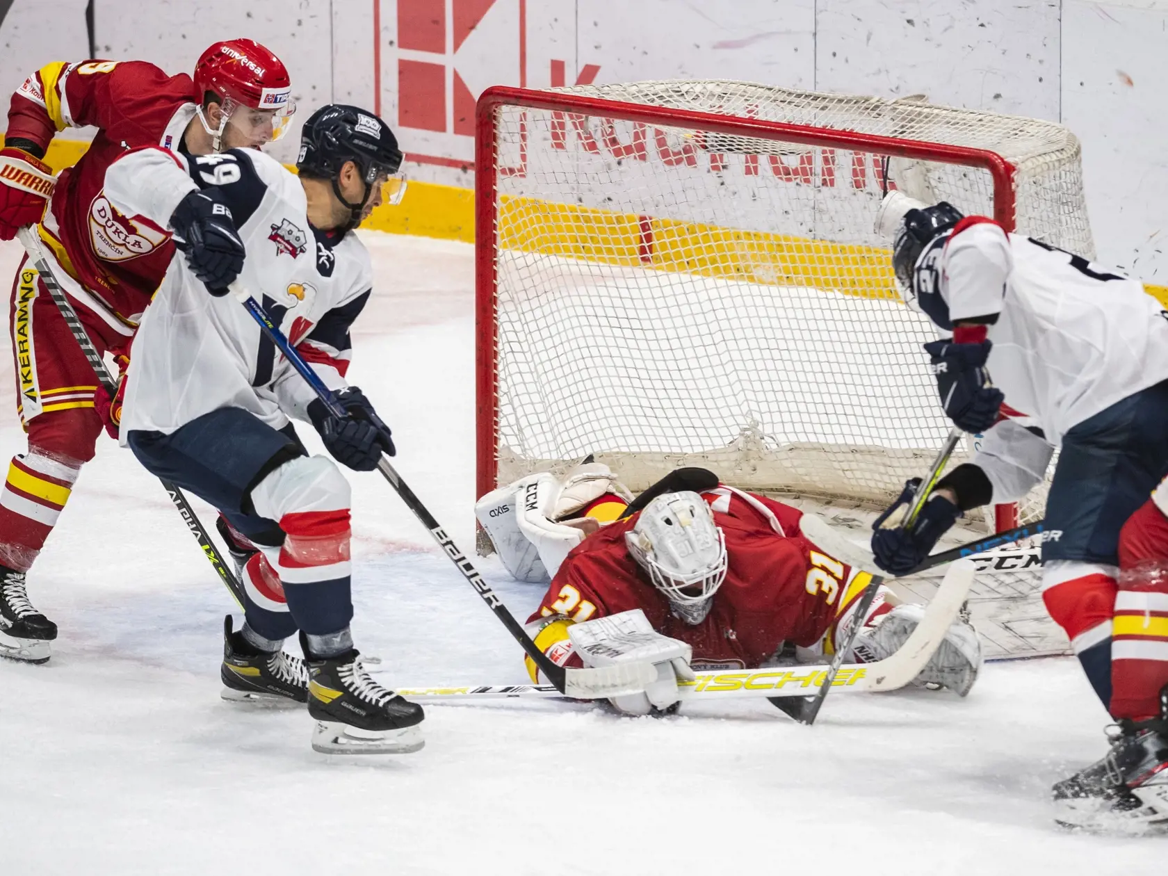Na snímke zľava Jozef Švec (Dukla), Samuel Takáč (Slovan), Michal Valent (Dukla) a Brant Harris (Slovan) v zápase 12. kola hokejovej Tipos extraligy HC Slovan Bratislava - HK Dukla Trenčín v Bratislave 29. októbra 2021. FOTO TASR - Jaroslav Novák