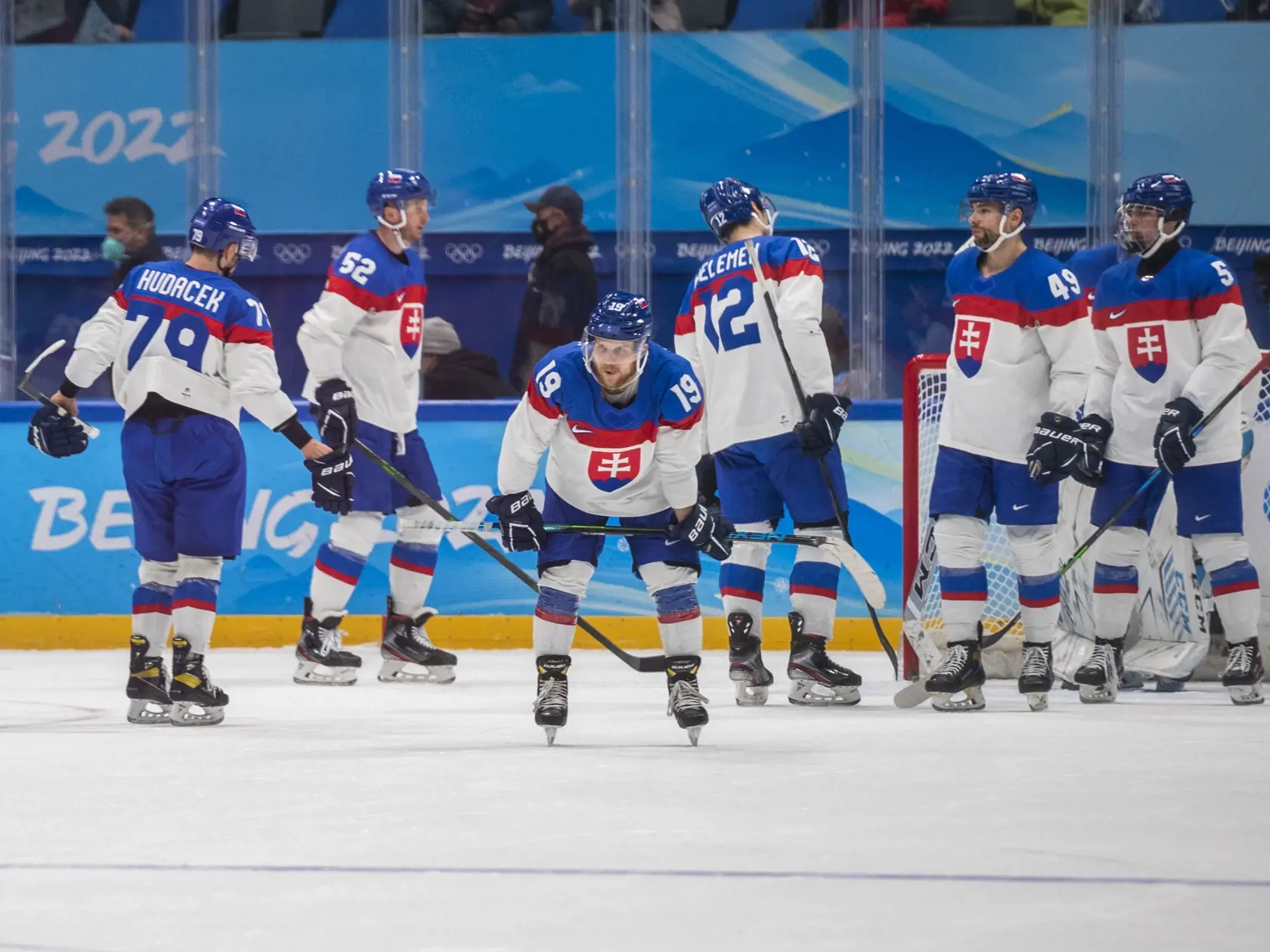 Na snímke slovenskí hokejisti, zľava Libor Hudáček, Martin Marinčin, Michal Krištof, Miloš Kelemen,  Samuel Takáč a Šimon Nemec po prehre 0:2 v semifinále olympijského turnaja v hokeji mužov Fínsko - Slovensko na ZOH 2022 v Pekingu v piatok 18. februára 2022. FOTO TASR - Jaroslav Novák 