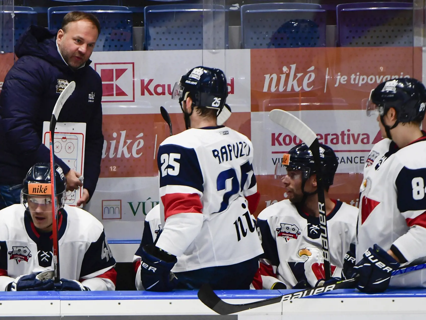 Na snímke zľava Rastislav Gašpar, tréner Slovana Róbert Döme, Wiliam Rapuzzi, Samuel Takáč a Joona Jääskeläinen v hokejovom zápase 25. kola hokejovej Tipos extraligy medzi HC Slovan Bratislava - HKM Zvolen 10. decembra 2021 v Bratislave. FOTO TASR - Martin Baumann