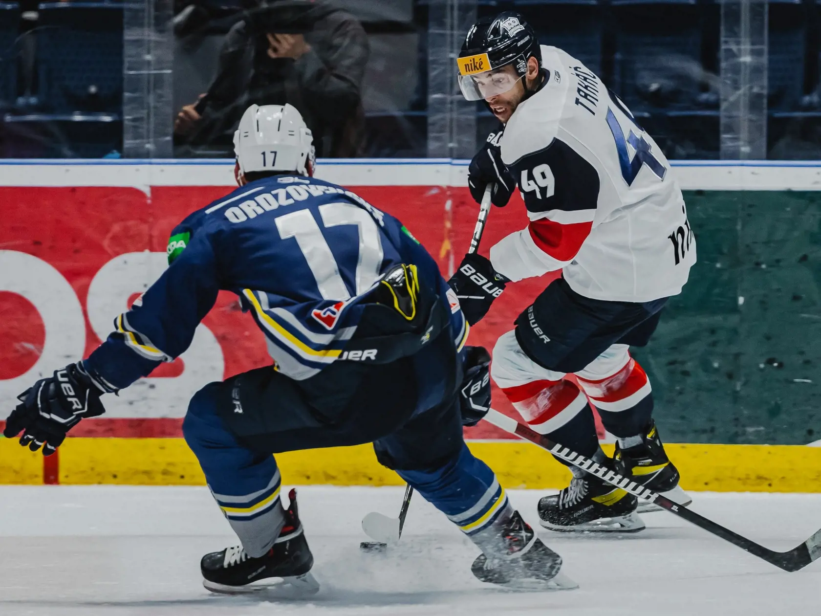 Na snímke Samuel Takáč (Slovan) a Peter Ordzovenský (Spišská Nová Ves) počas zápasu 5.kola Tipos Extraligy medzi HC Slovan Bratislava a HK Spišská Nová Ves.