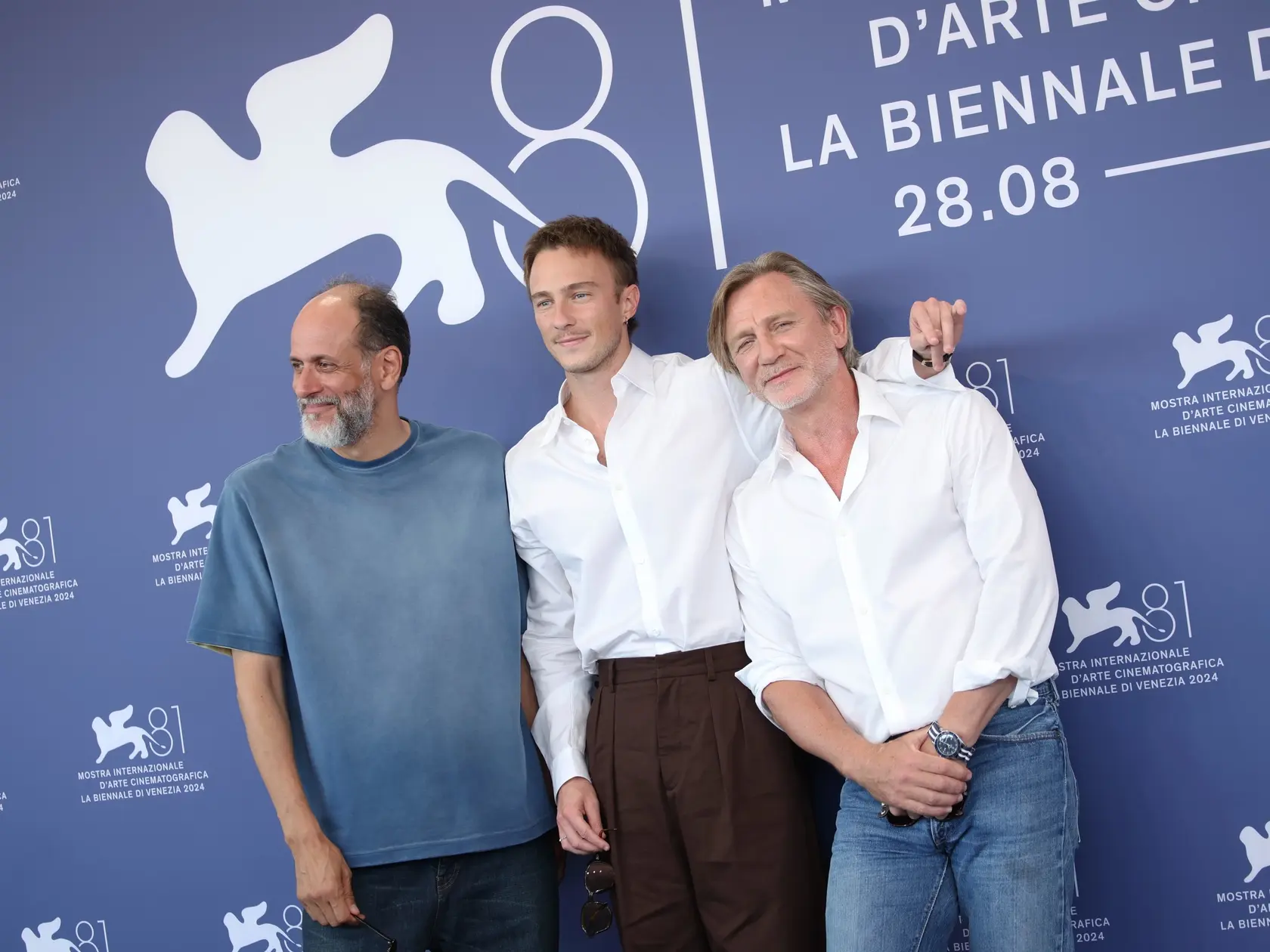 Režisér Luca Guadagnino a herci Drew Starkey a Daniel Craig.