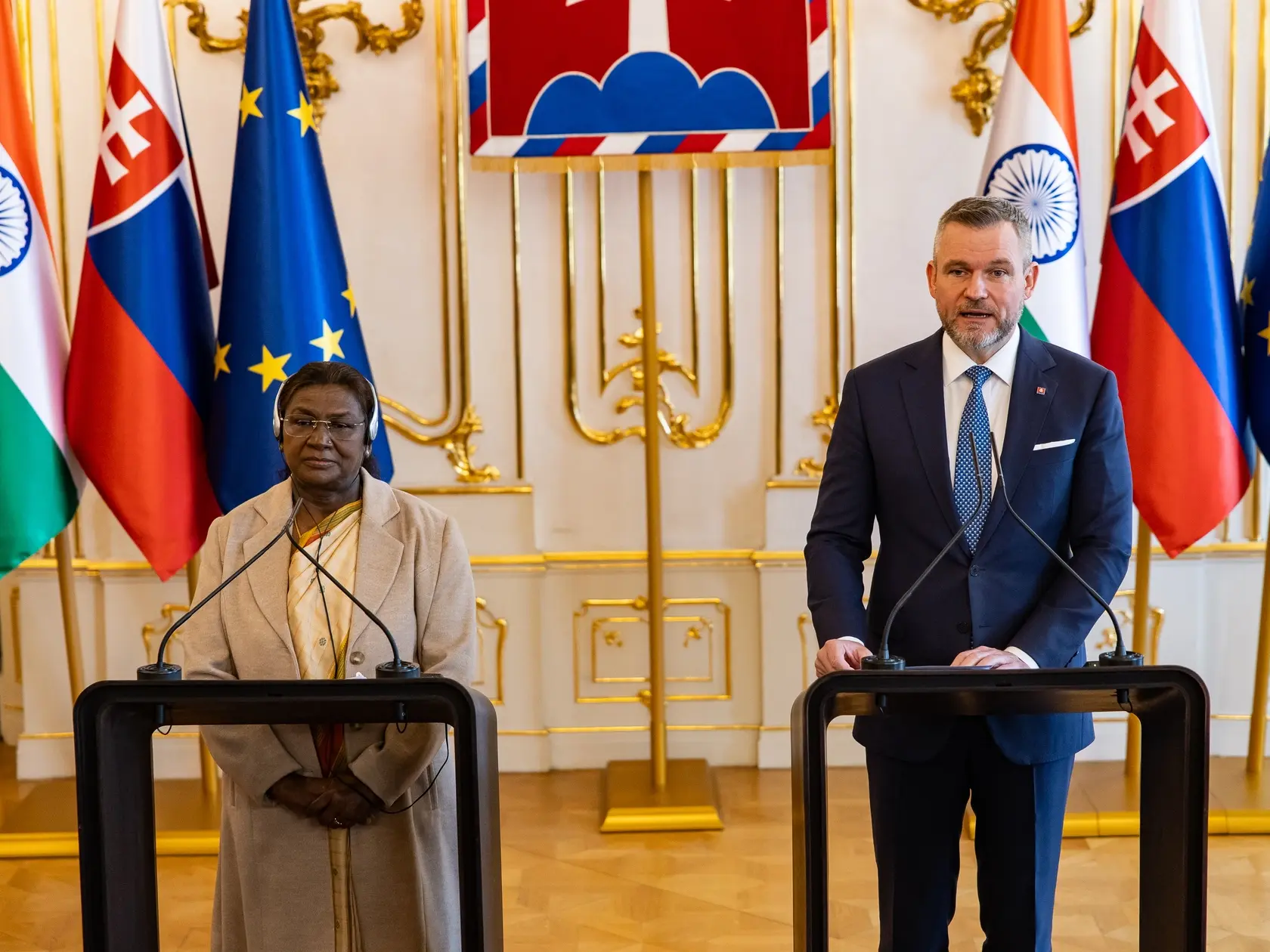 Prezident SR Peter Pellegrini víta v Grasalkovičovom paláci prezidentku Indickej republiky Draupadi Murmúovú.
