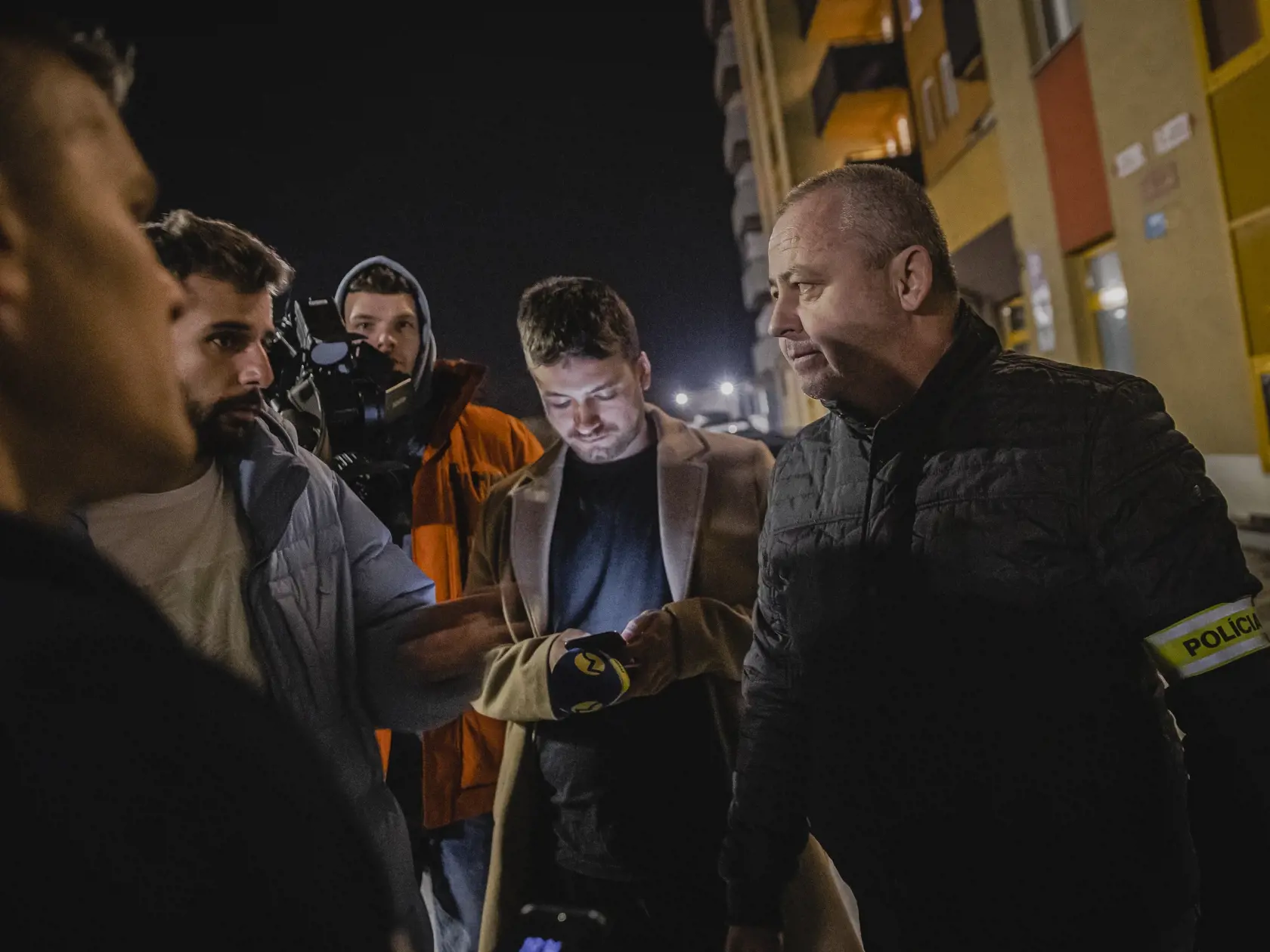 Polícia krátko po 10.15h prijala informáciu, v zmysle ktorej malo dôjsť k pádu osoby mužského pohlavia z jedného z bytov na Vyšehradskej ulici v Petržalke. Muž bol privolanou záchrannou službou prevezený do jednej z nemocníc, kde zraneniam podľahol. 
Krátko po 15.00 h sme prijala ďalšie oznámenie, v zmysle ktorého malo dôjsť na uvedenej adrese k pádu ďalšej osoby – tentokrát ženského pohlavia. Tá utrpela pádom zranenia, ktorým na mieste podľahla. 
Policajti na mieste vykonávali od prvotného ozná