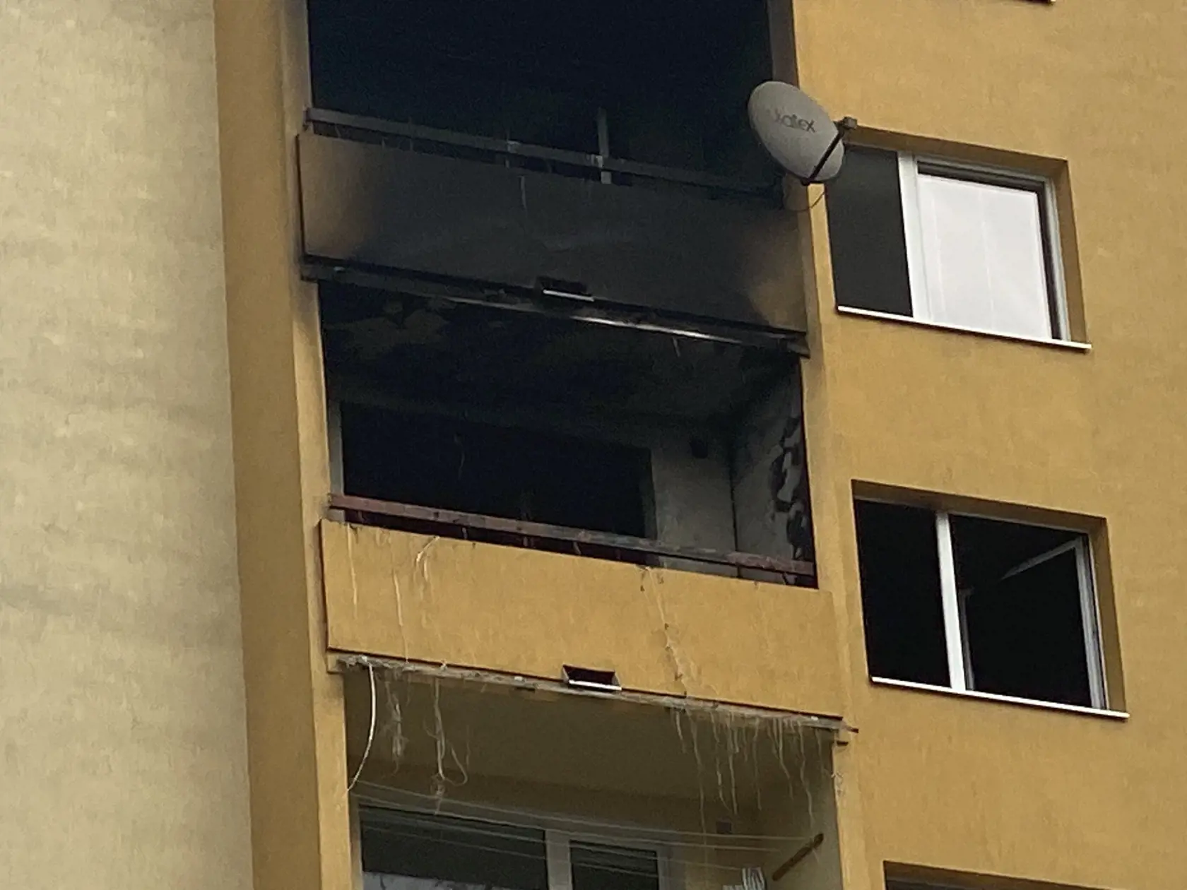 Horieť začalo na ôsmom poschodí, odtiaľ sa požiar šíril na horné podlažia.