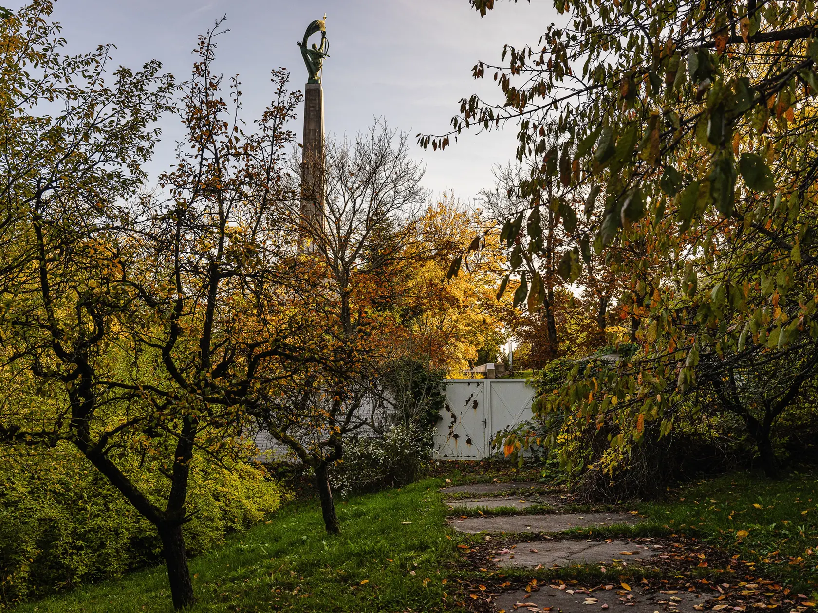 Prezidentská vila na Slavíne je vo veľmi zlom stave. Do roku 2004 v nej býval Rudolf Schuster. Po výbuchu kotla sa z nej odsťahoval a nikto ďalší v nej už nebýval.