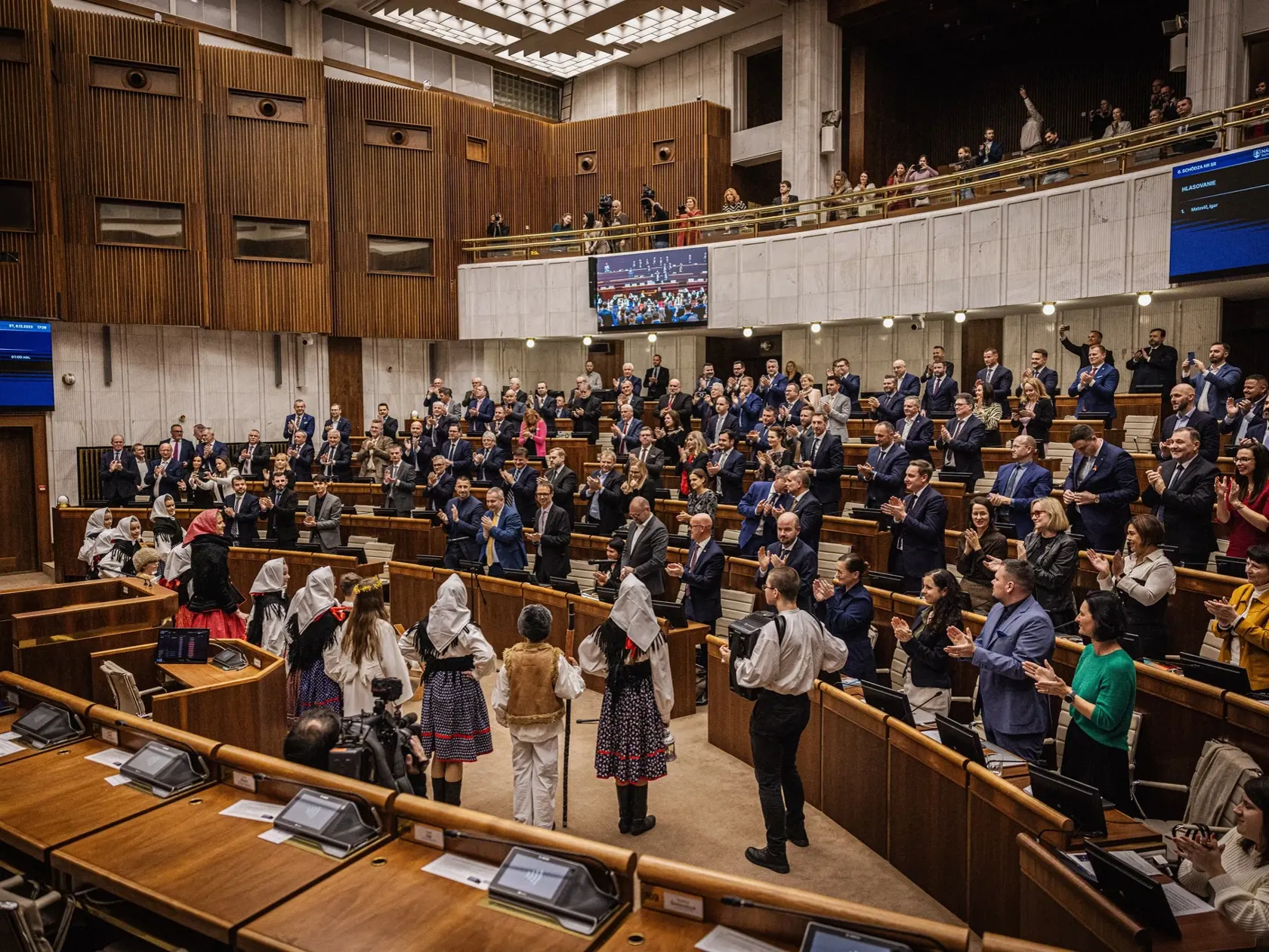 Zábery z NR SR, kde sa s deťmi dostal do konfliktu Igor Matovič.