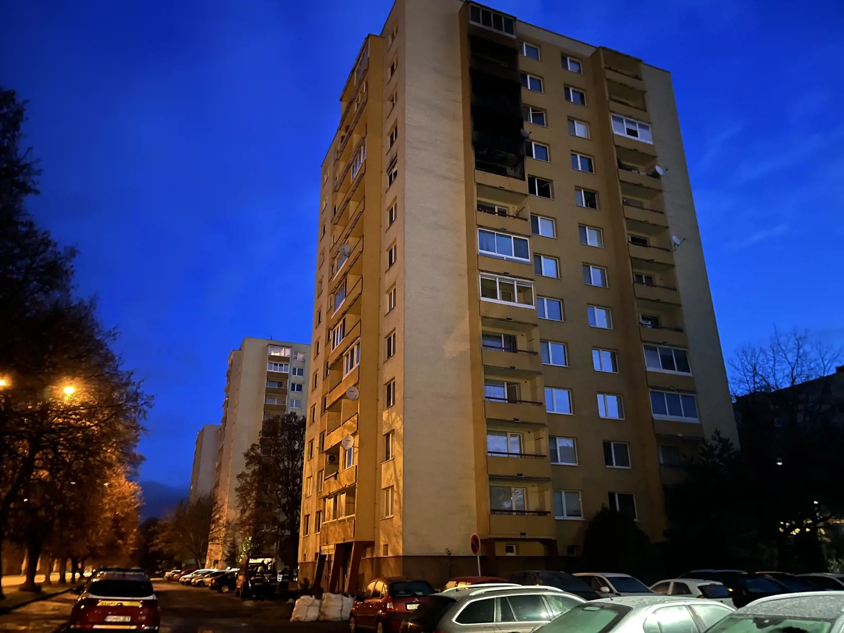 Obyvateľov paneláka museli evakuovať.