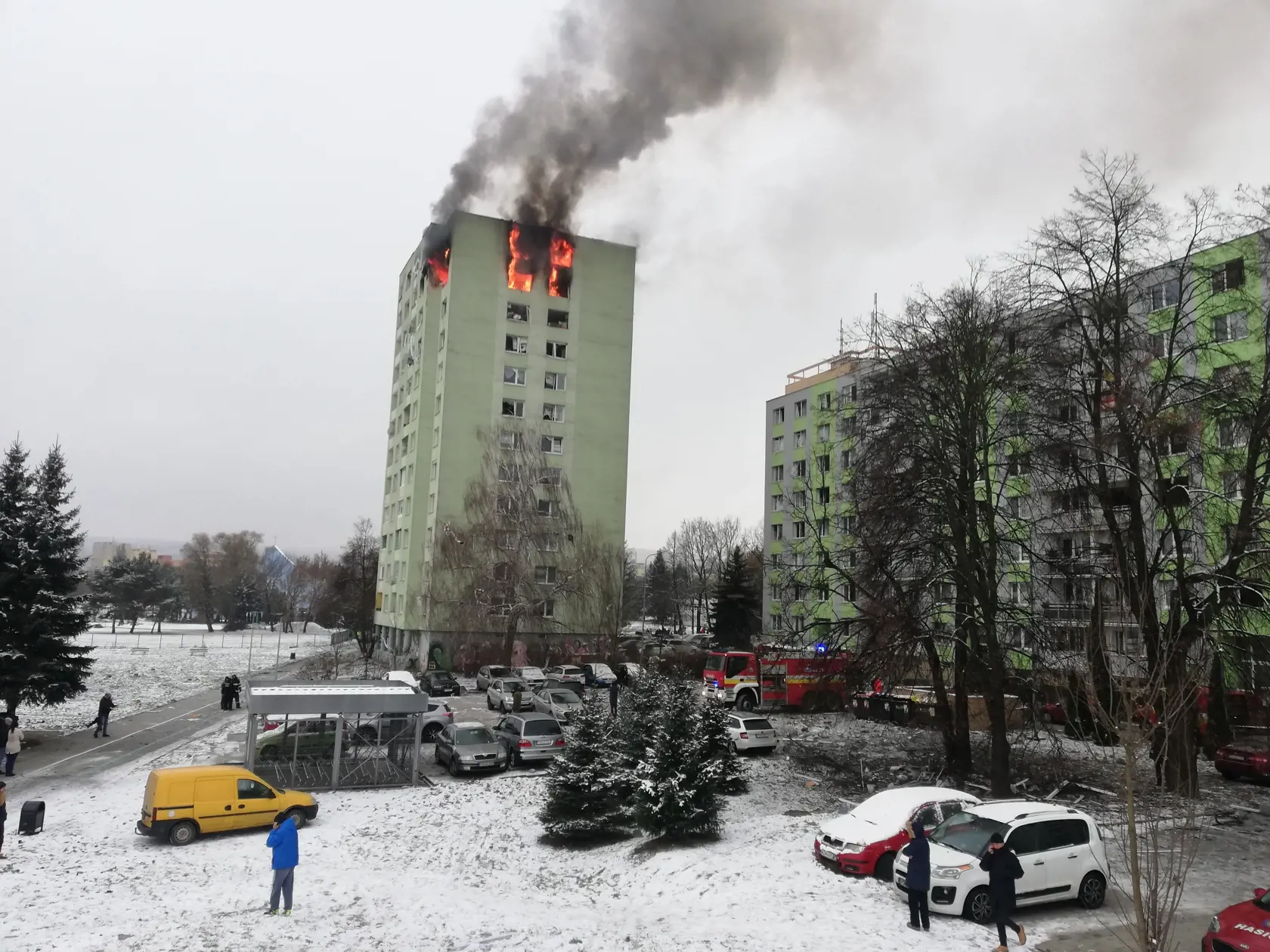 Mukačevská. Oheň začal horieť najprv v horných bytoch zo severnej strany. Archívne foto