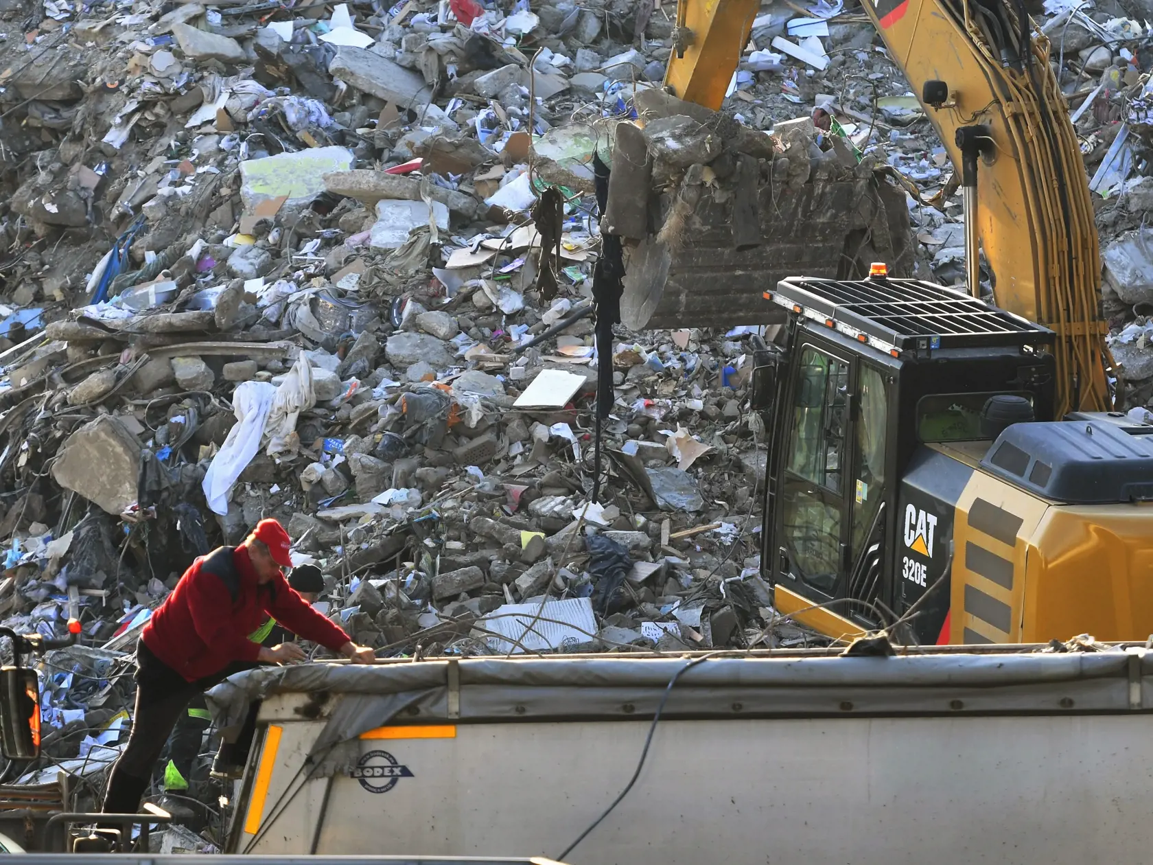 Na snímke nakladanie sutín z demolácie bytovky poškodenej po výbuchu plynu na Mukačevskej ulici č.7, 20. decembra 2019 v Prešove. Sutiny, ktoré obsahujú aj osobné veci predtým evakuovaných obyvateľov, odvezú na skládku, kde sa bude triediť. Odvoz sutiny nákladnými autami na nešpecifikovanú skládku sa koná pod dohľadom polície. FOTO TASR – Milan Kapusta
